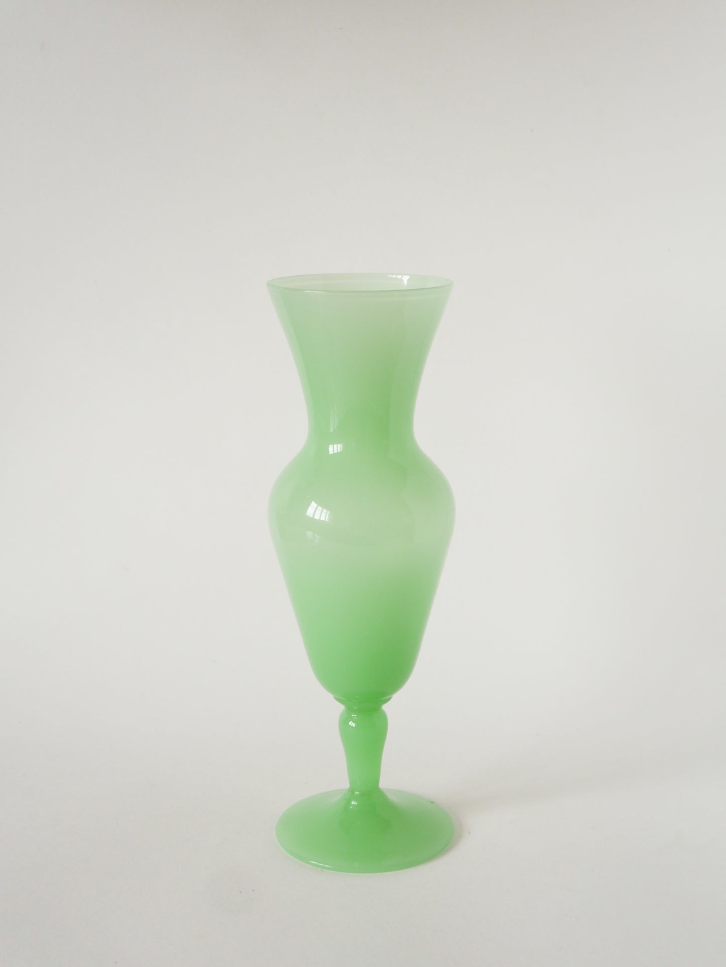 Vase en opaline, Vert Pomme, 1970 - 30 X 9.5 cm