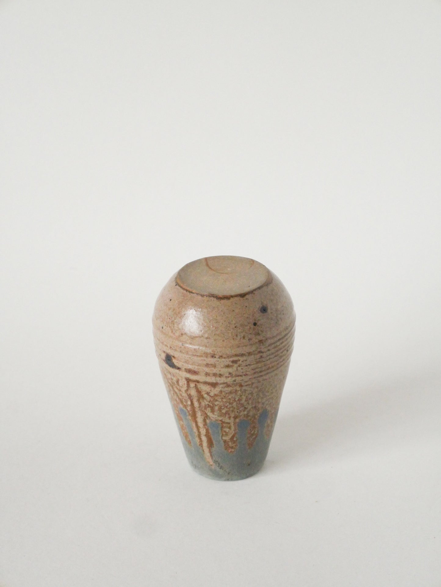 Petit vase en grès, forme conique - 11 X 8 cm