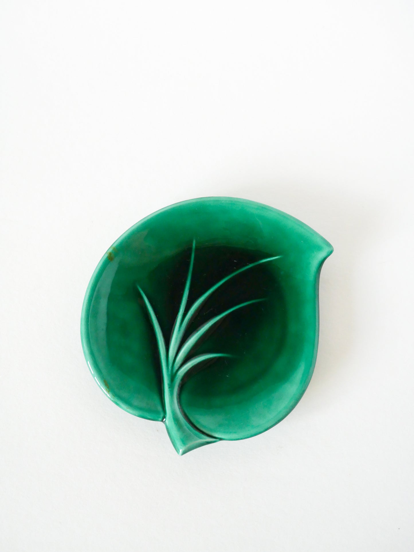 Vide-poche en céramique / barbotine Vert, modèle Feuille, Design, 1970
