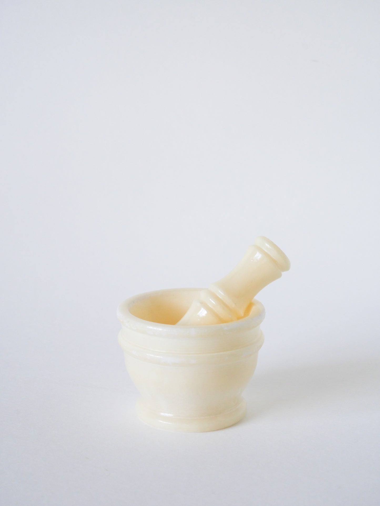 Petit mortier en albâtre avec pilon, Blanc, 1970