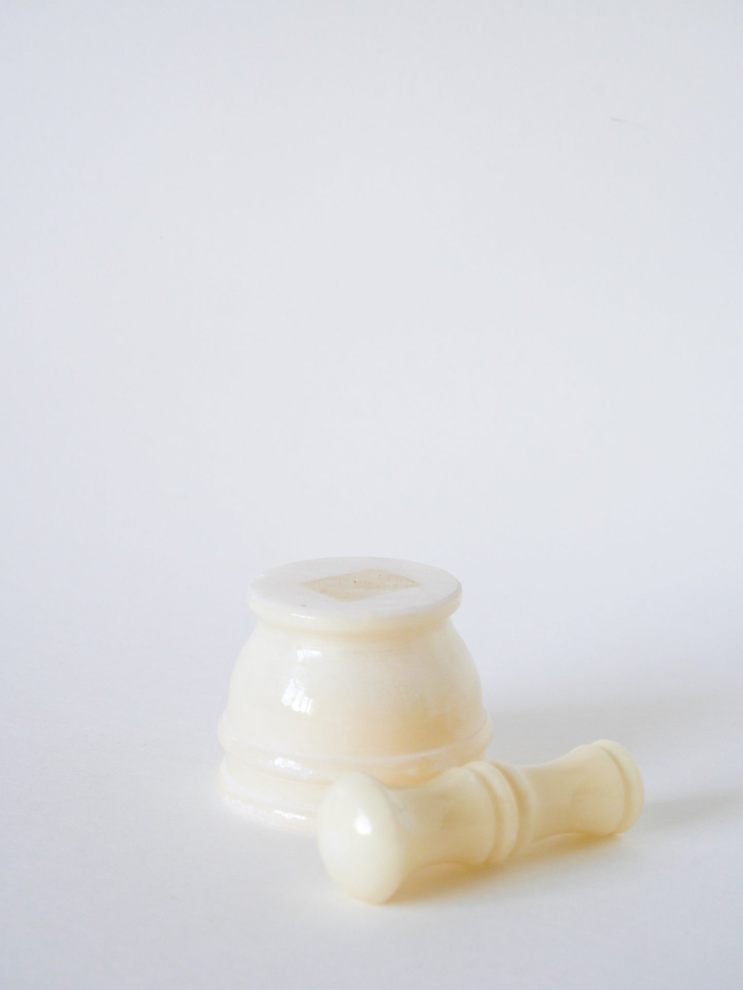 Petit mortier en albâtre avec pilon, Blanc, 1970
