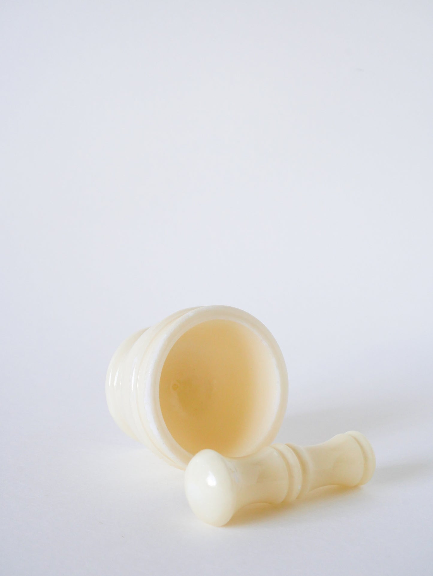 Petit mortier en albâtre avec pilon, Blanc, 1970