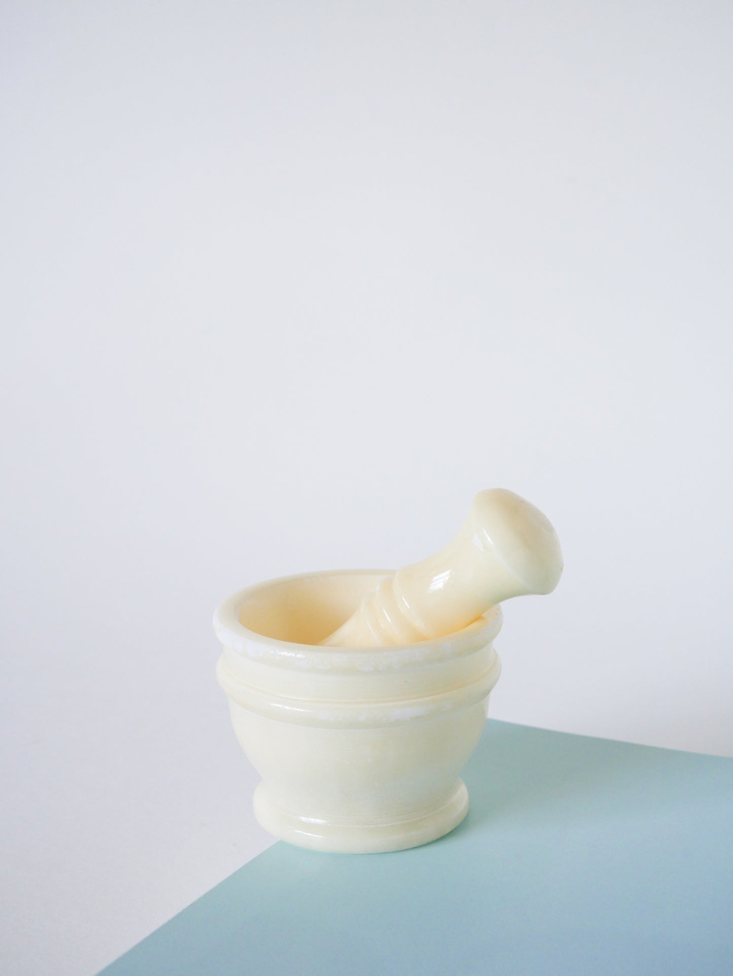 Petit mortier en albâtre avec pilon, Blanc, 1970