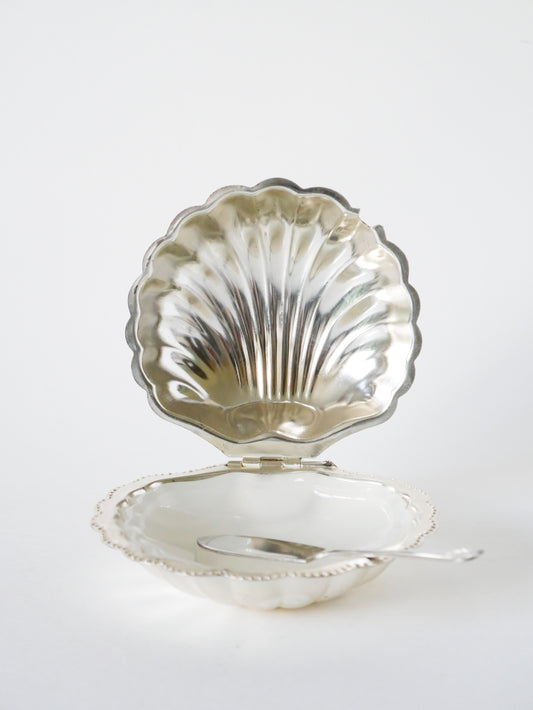 Beurrier coquillage en inox et verre blanc, avec couteau, 1970