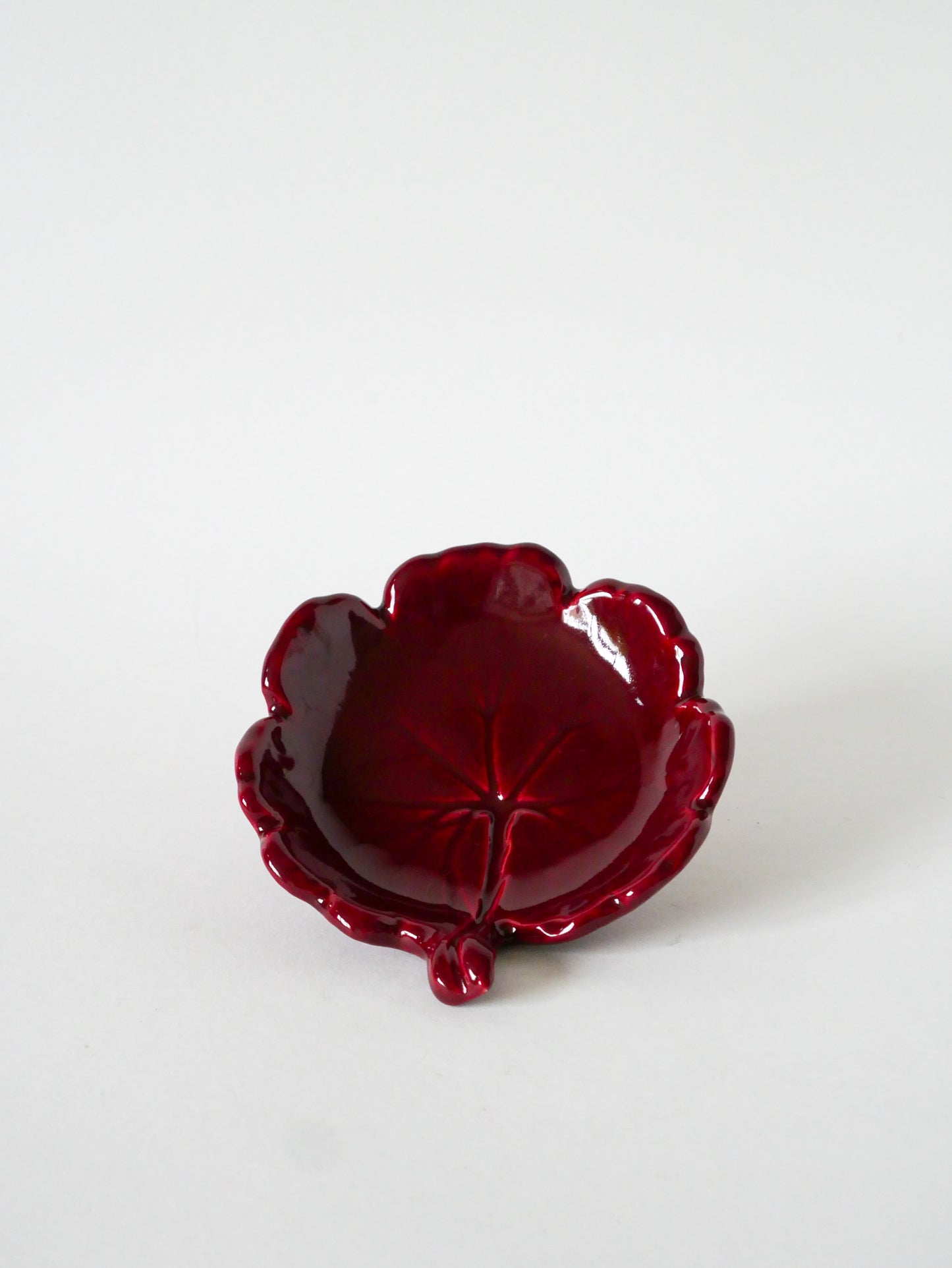 Vide-poche en barbotine, modèle Feuille, Bordeaux, 1970