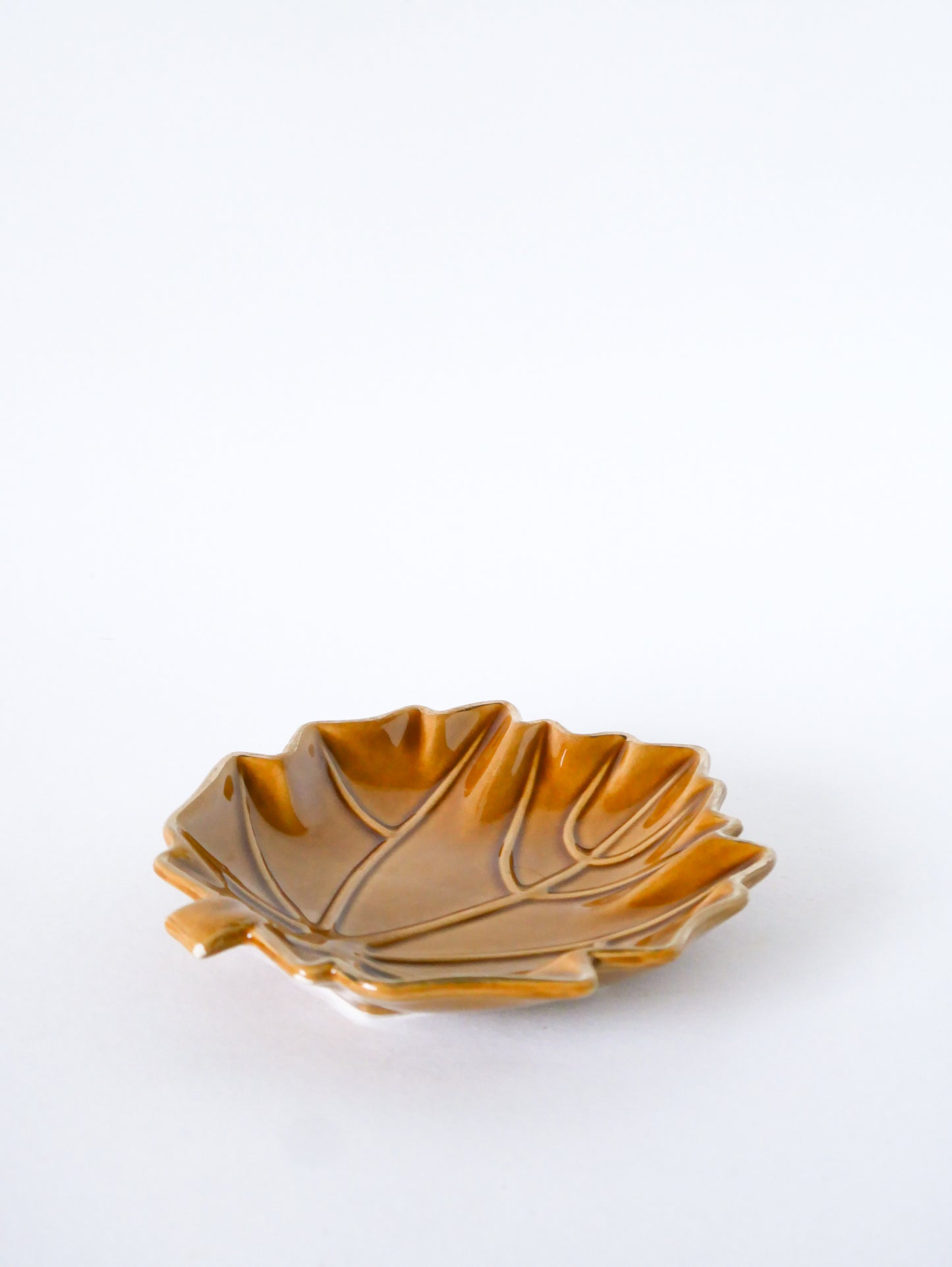 Vide-poche en barbotine forme Feuille, Jaune et Doré, 1970