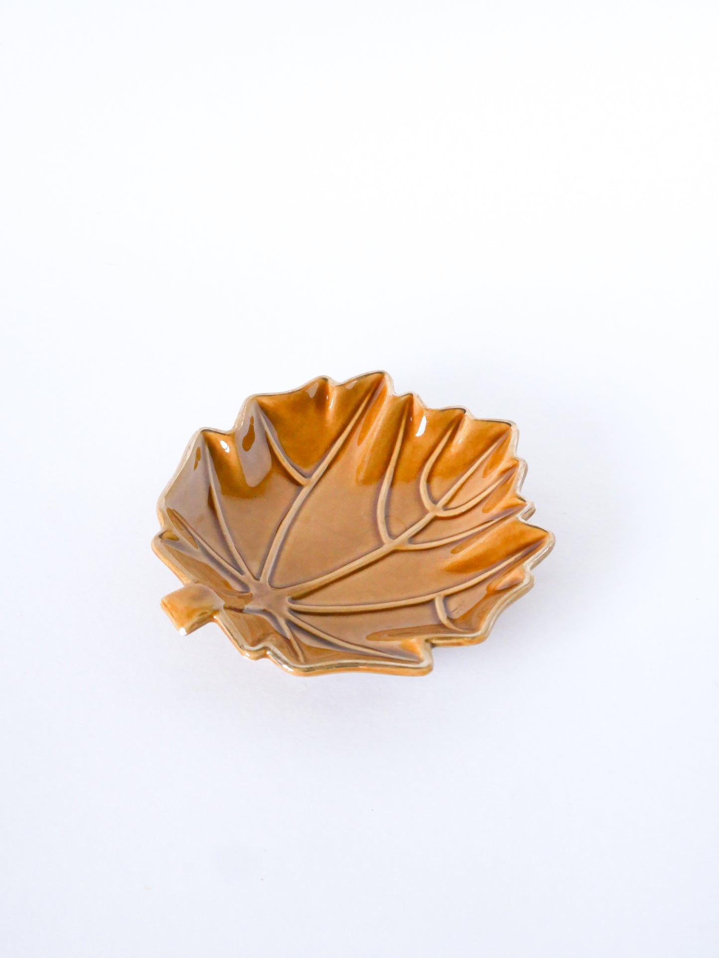 Vide-poche en barbotine forme Feuille, Jaune et Doré, 1970