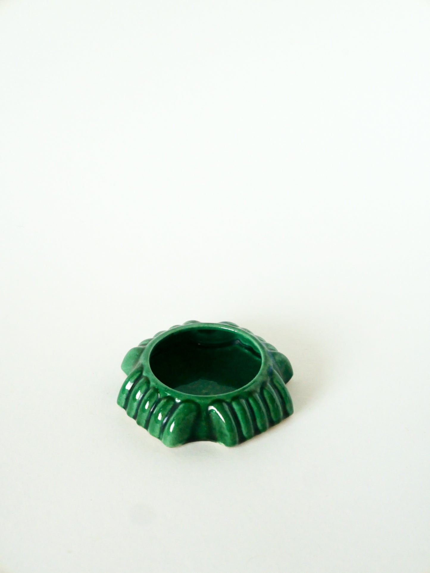 Vide-poche en barbotine, modèle Croix, Vert, 1960
