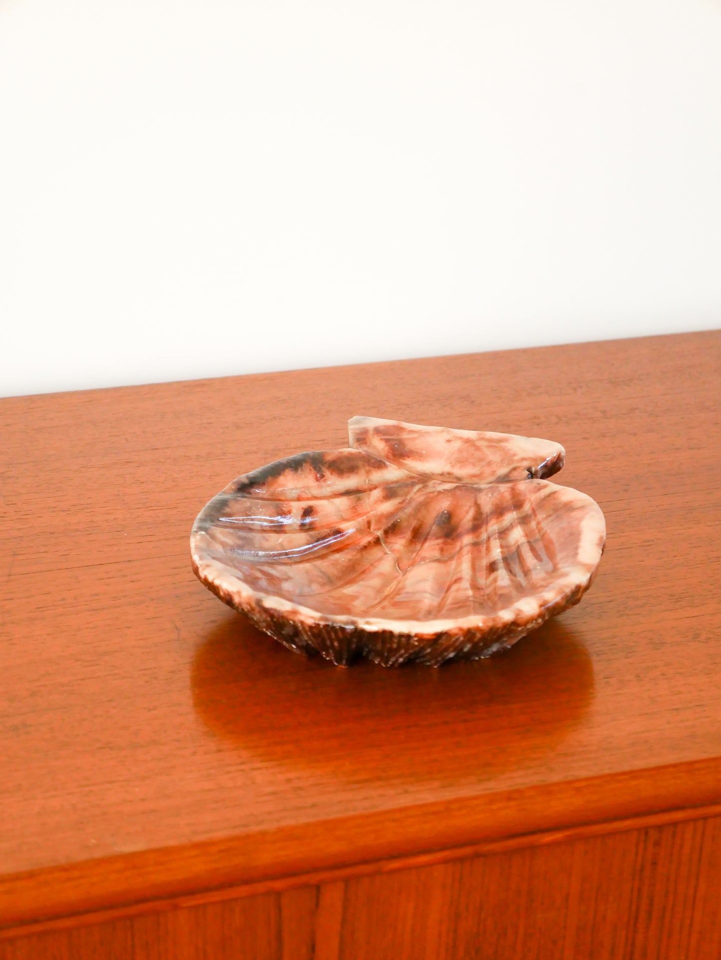 Grand vide-poche en albâtre en forme de coquillage, 1970