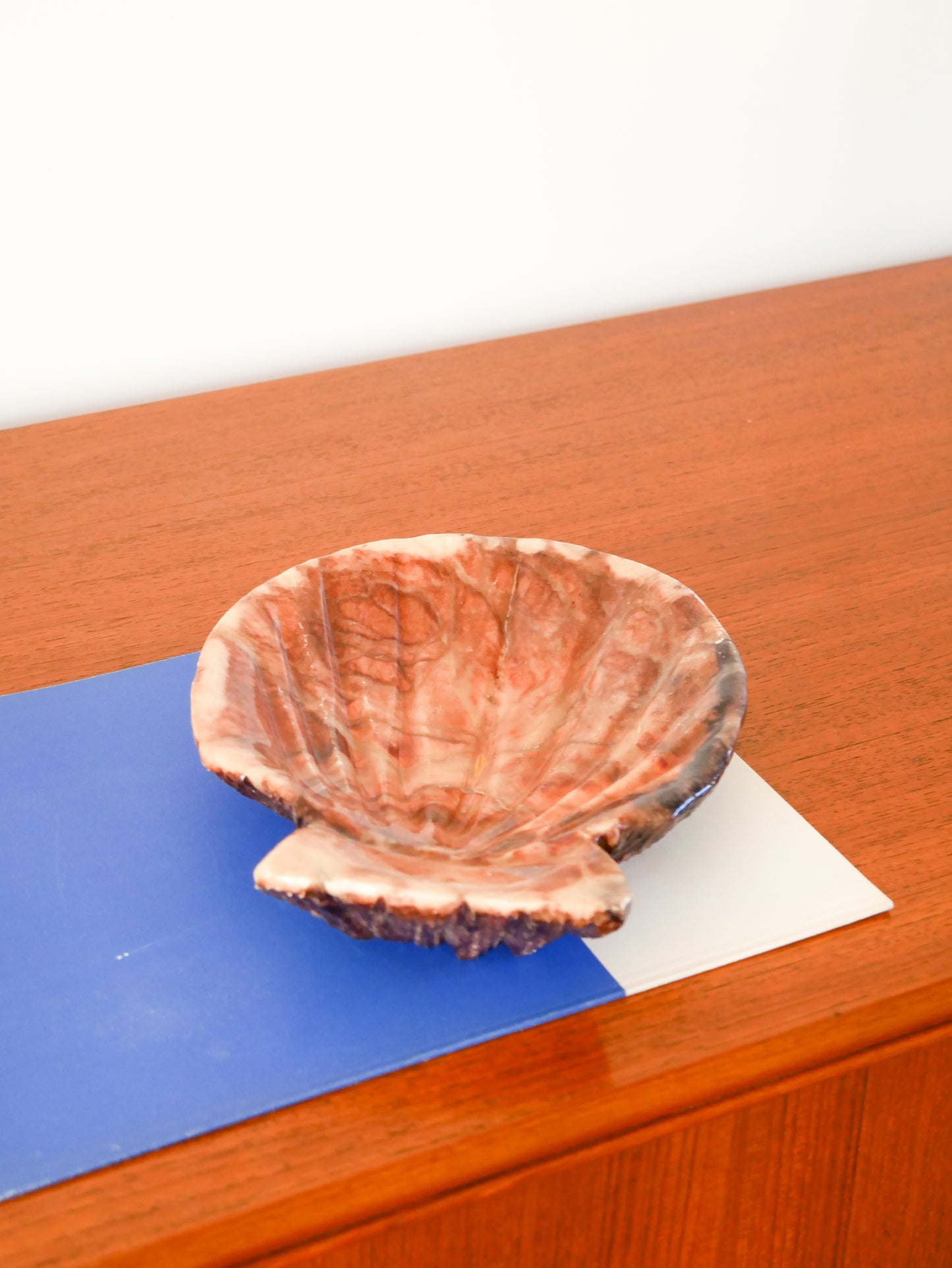 Grand vide-poche en albâtre en forme de coquillage, 1970