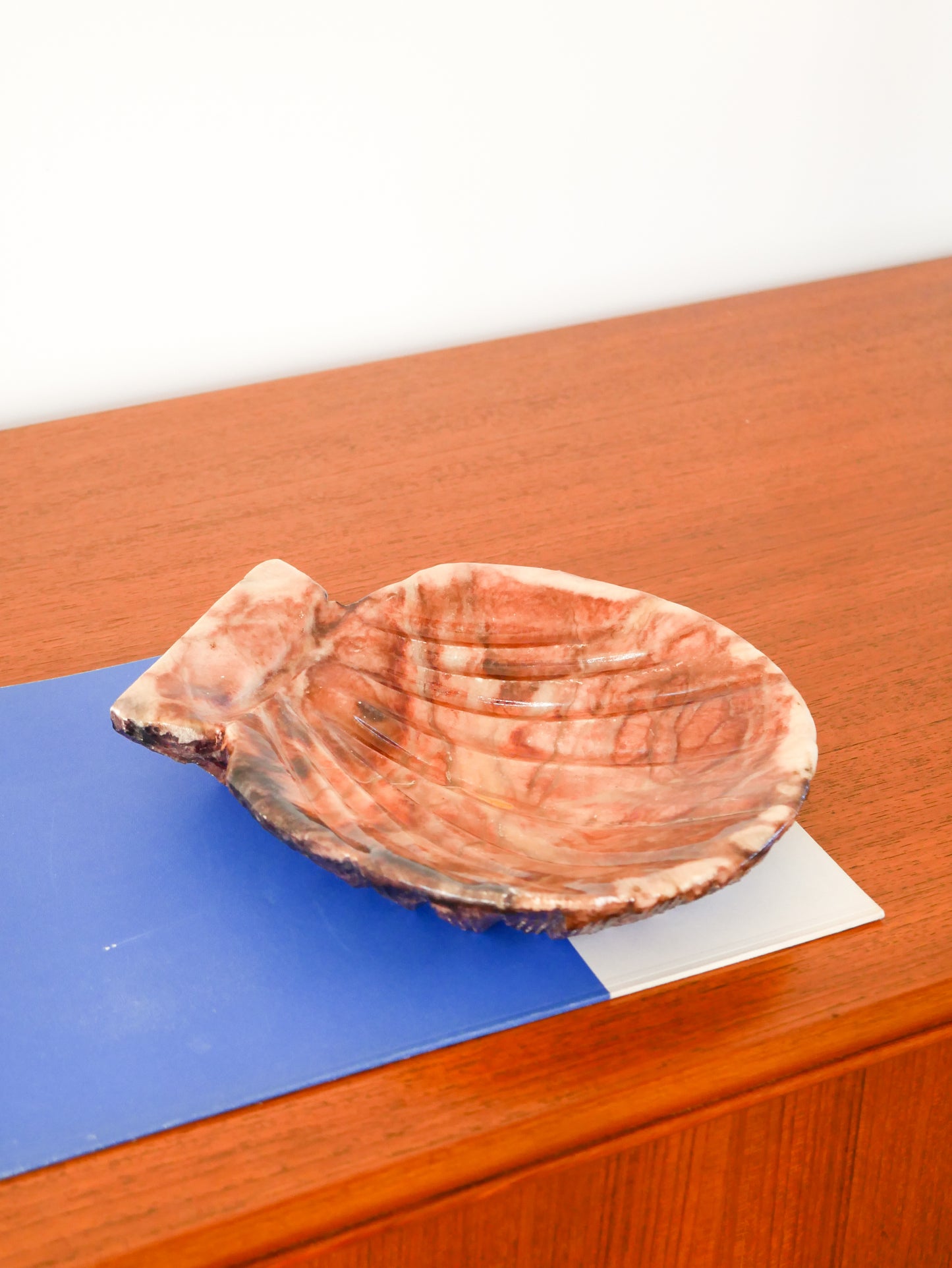 Grand vide-poche en albâtre en forme de coquillage, 1970