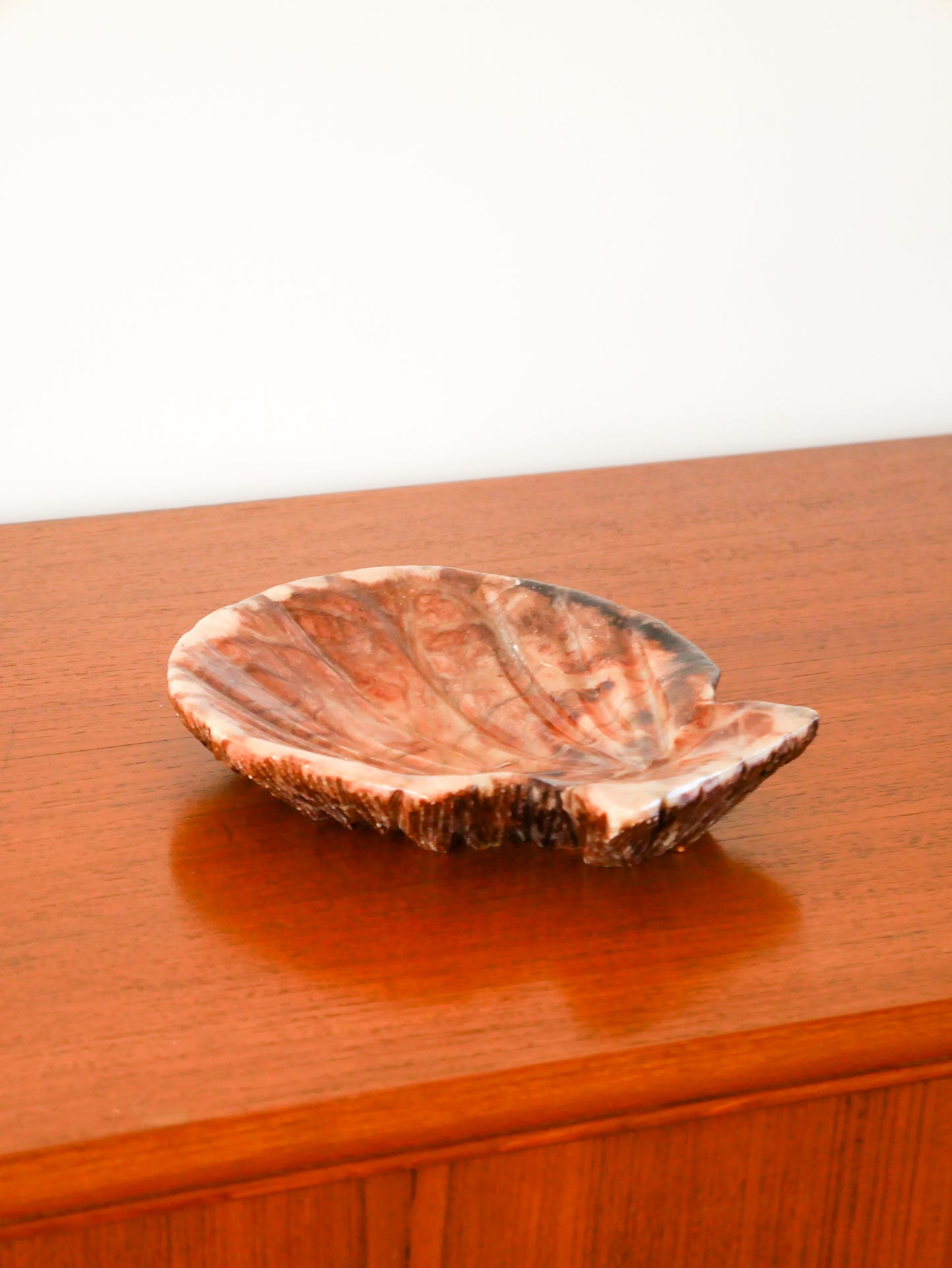 Grand vide-poche en albâtre en forme de coquillage, 1970