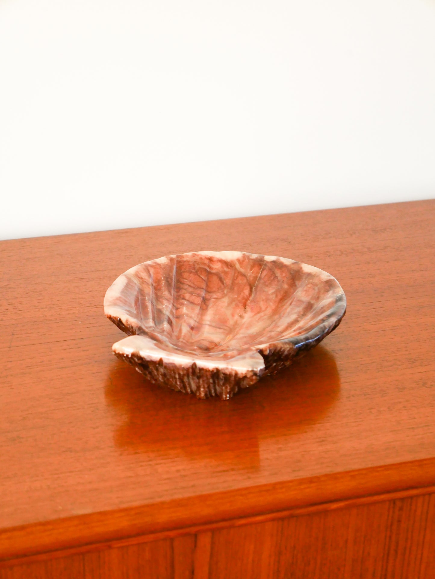 Grand vide-poche en albâtre en forme de coquillage, 1970