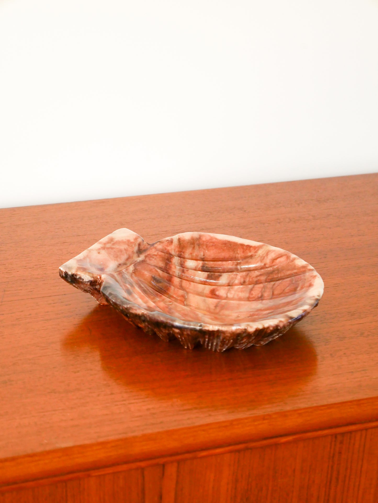 Grand vide-poche en albâtre en forme de coquillage, 1970