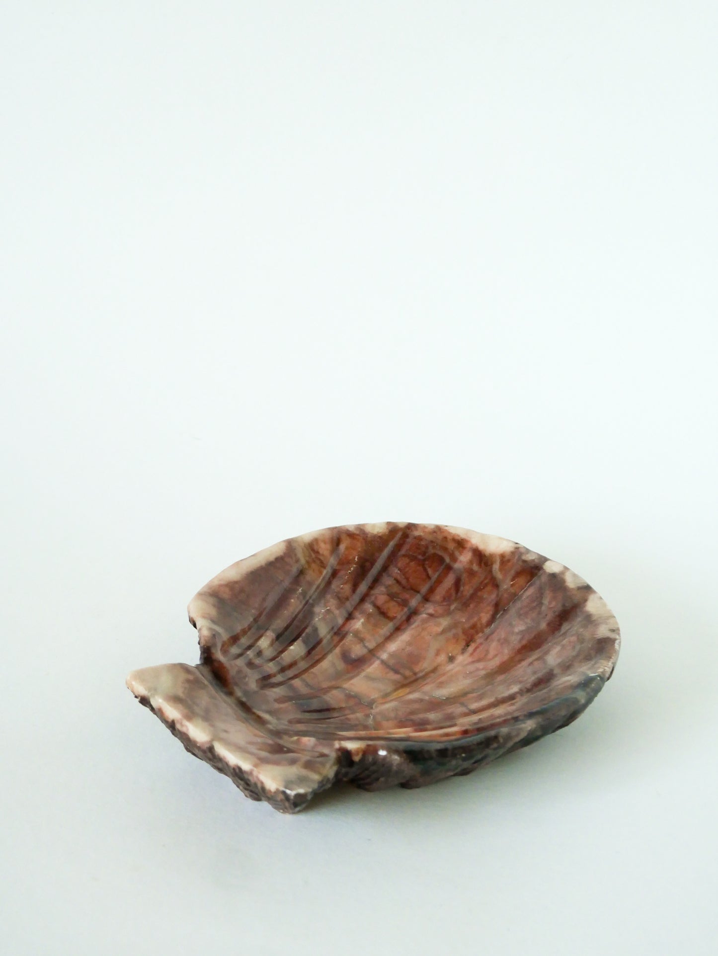 Grand vide-poche en albâtre en forme de coquillage, 1970