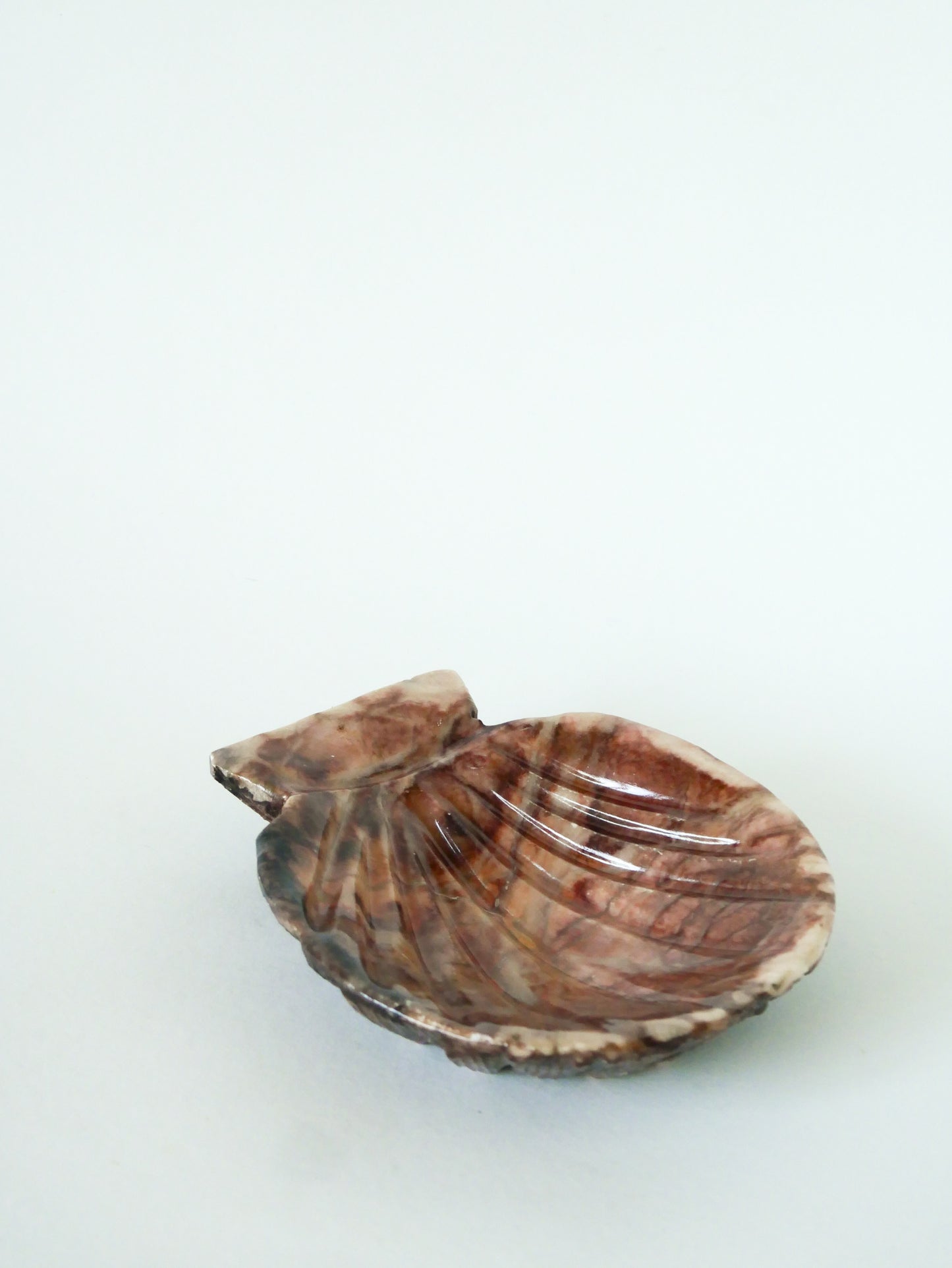 Grand vide-poche en albâtre en forme de coquillage, 1970