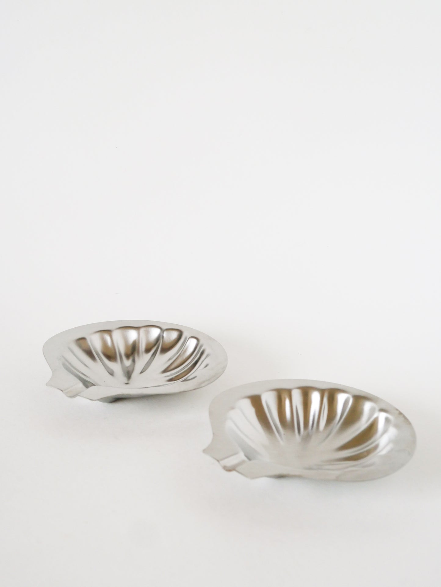 Paire de vide-poches coquillages en inox, Design, 1970