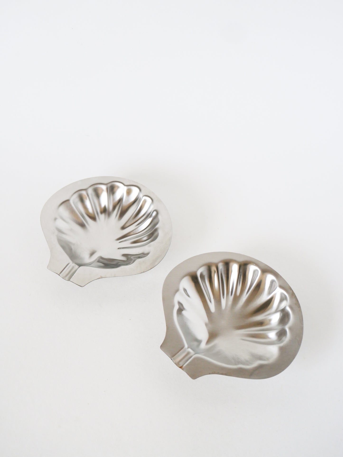Paire de vide-poches coquillages en inox, Design, 1970