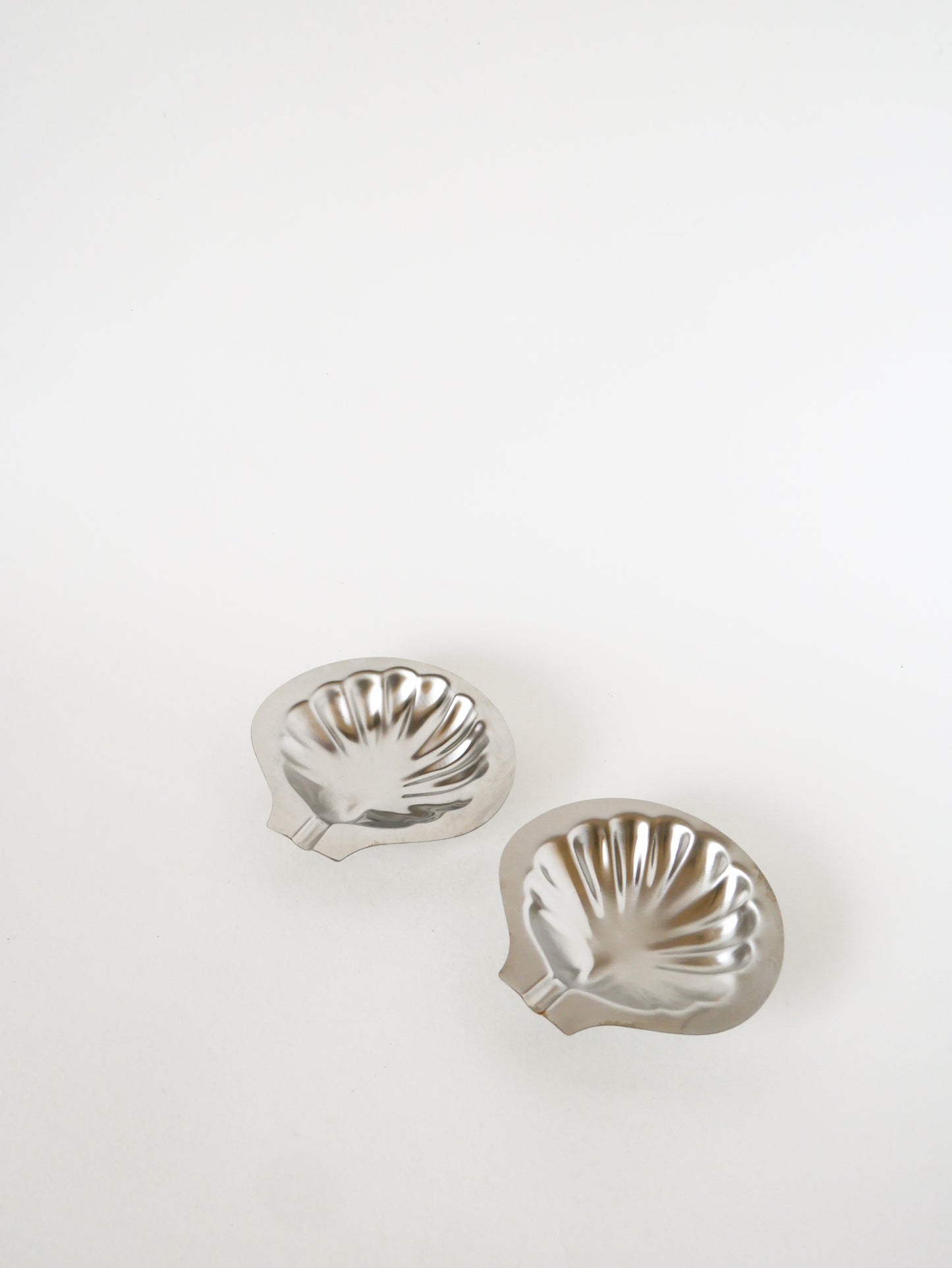 Paire de vide-poches coquillages en inox, Design, 1970