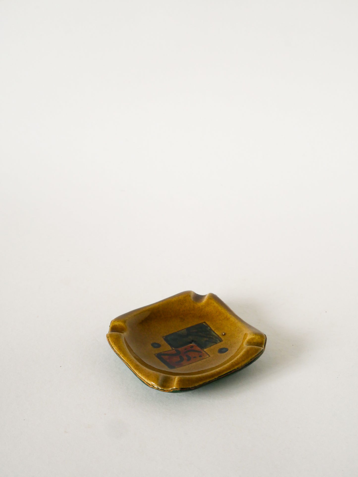 Cendrier en céramique et cuir vert, Motifs abstraits, Noir et Marron, Design, 1960