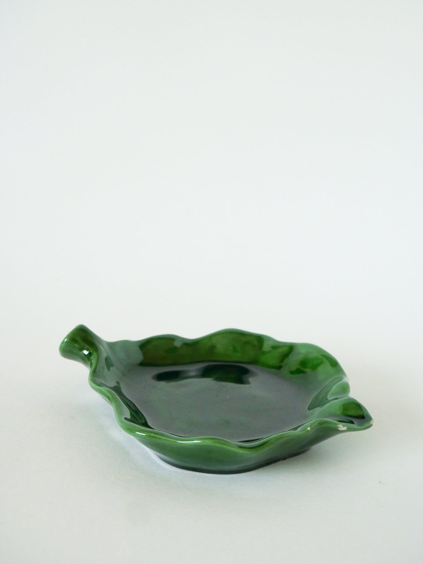 Vide-poche feuille en barbotine, Vert, 1970 - 14 X 14 cm