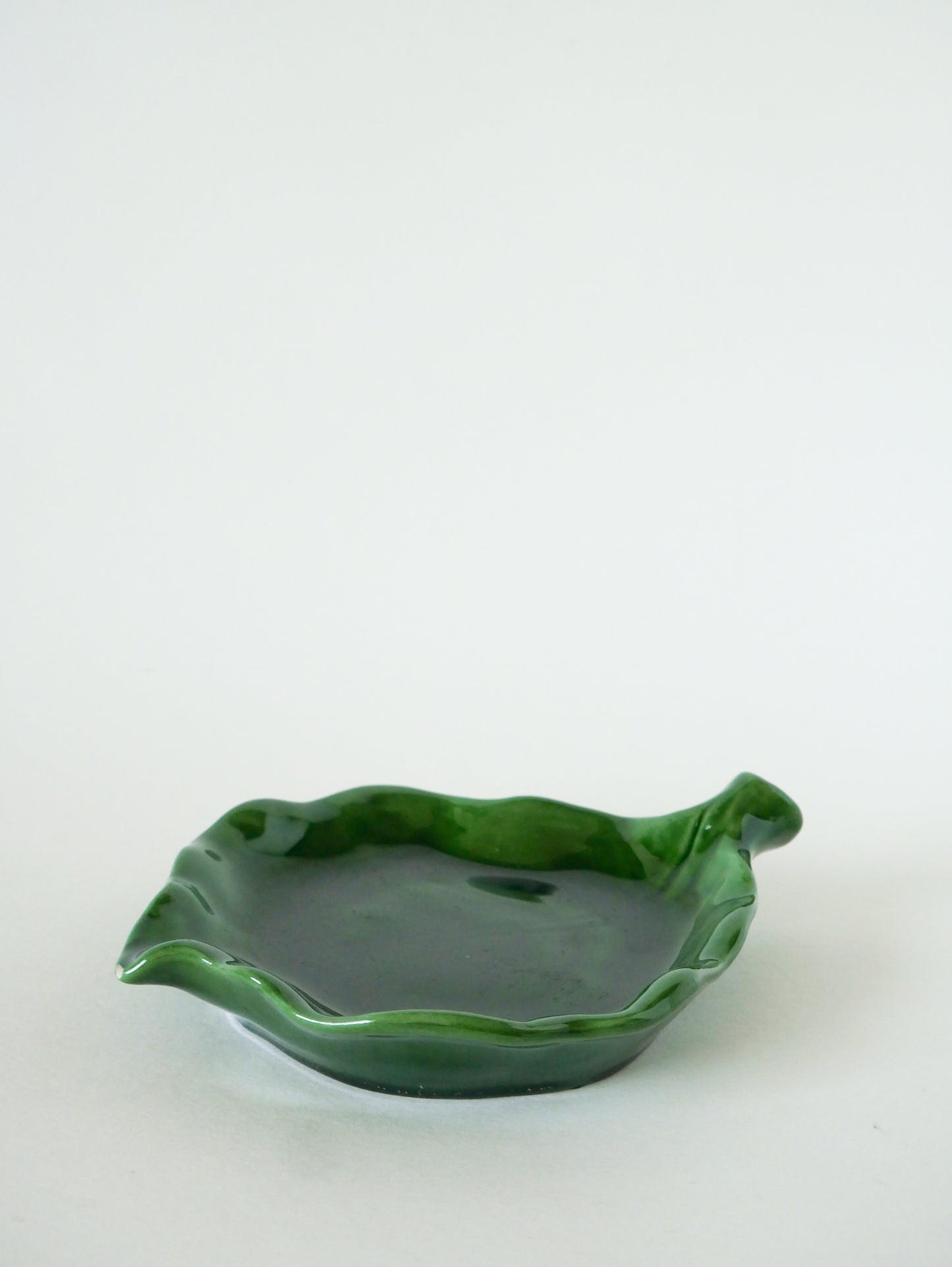 Vide-poche feuille en barbotine, Vert, 1970 - 14 X 14 cm