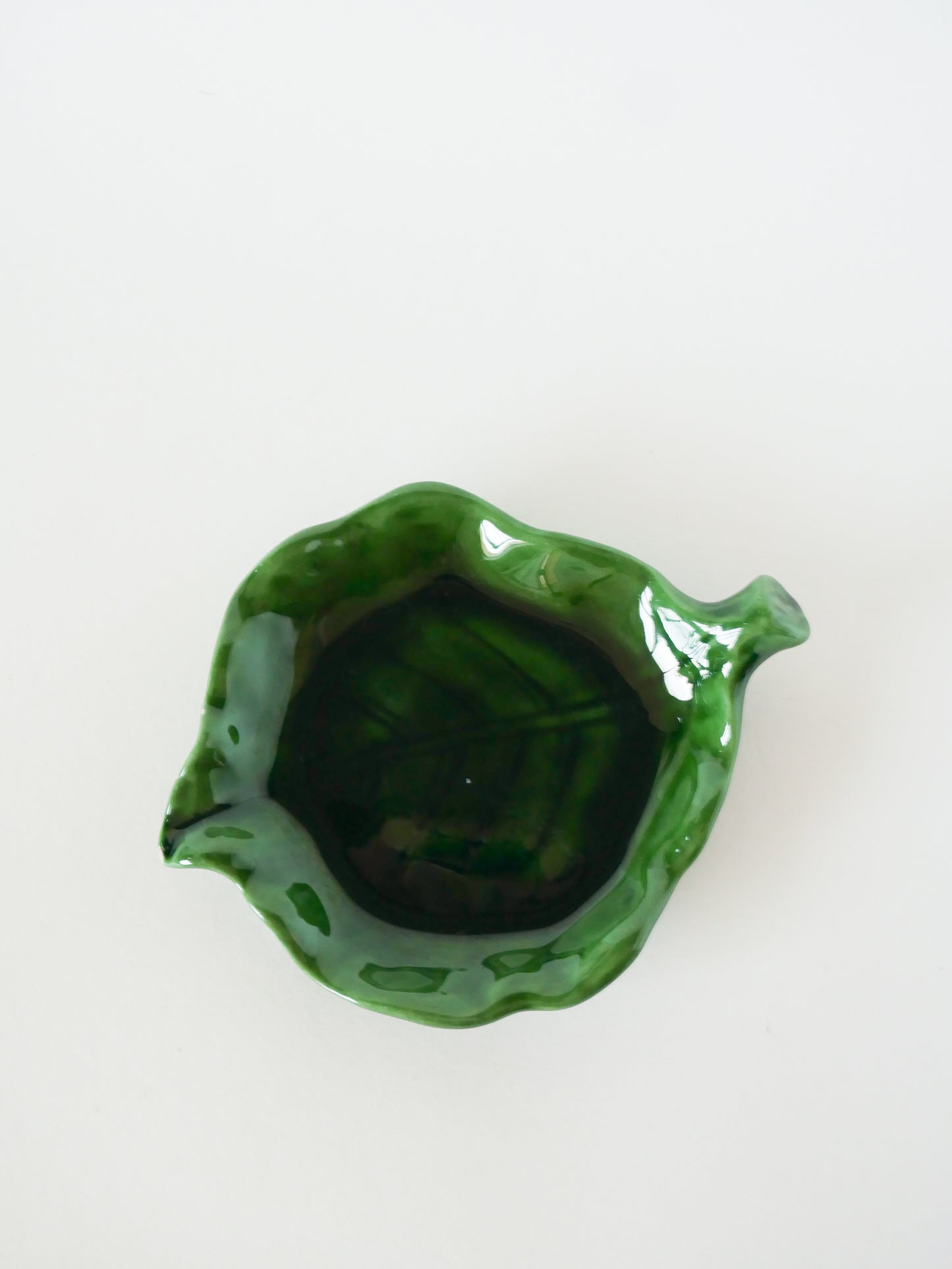 Vide-poche feuille en barbotine, Vert, 1970 - 14 X 14 cm
