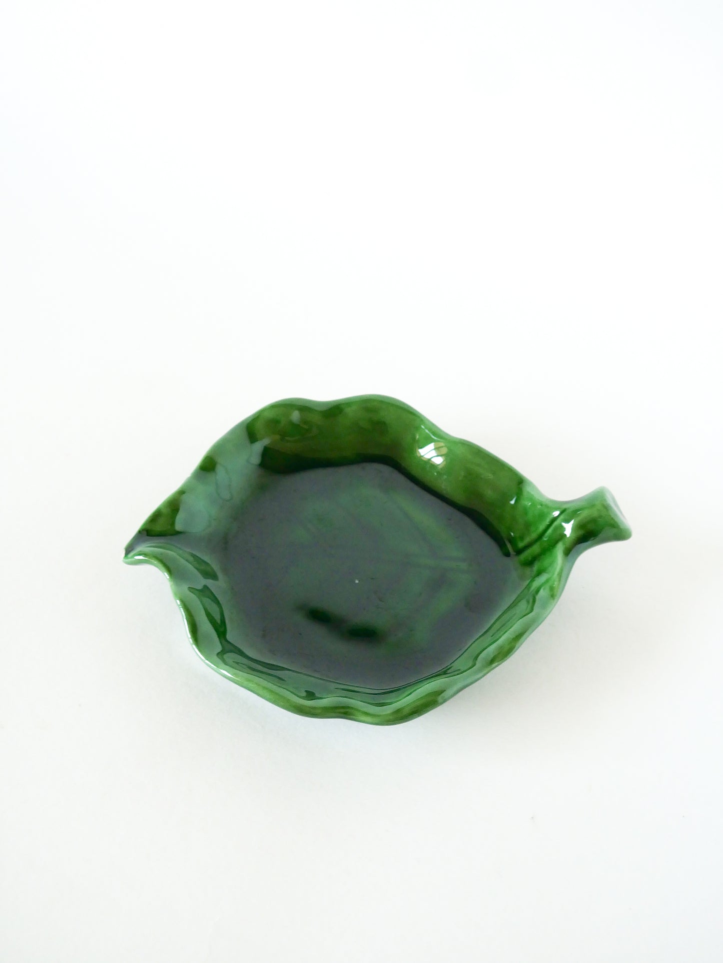 Vide-poche feuille en barbotine, Vert, 1970 - 14 X 14 cm