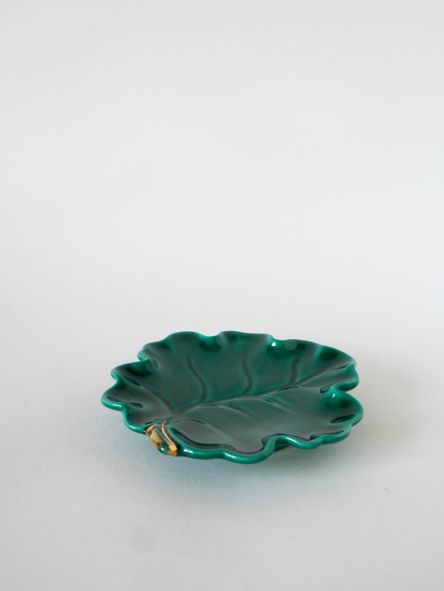 Vide-poche en céramique / barbotine, modèle Feuille, Vert et Doré - 18 X 18 cm