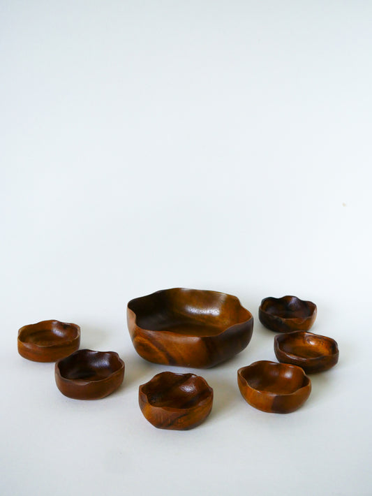 Ensemble composé d'un plat et de 6 petits ramequins en forme de fleur, bois exotique, 1980