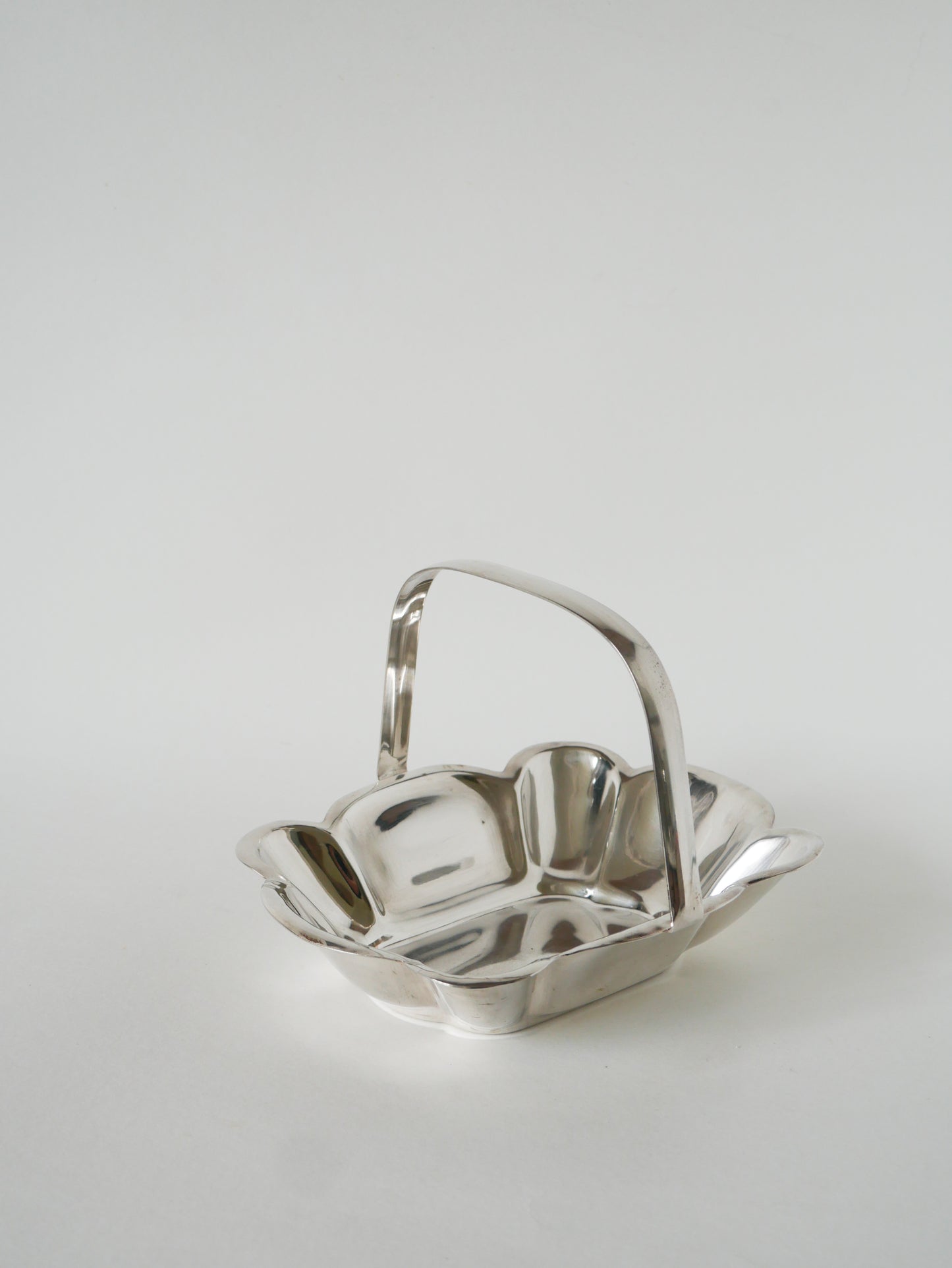 Coupe en métal argenté, 1950