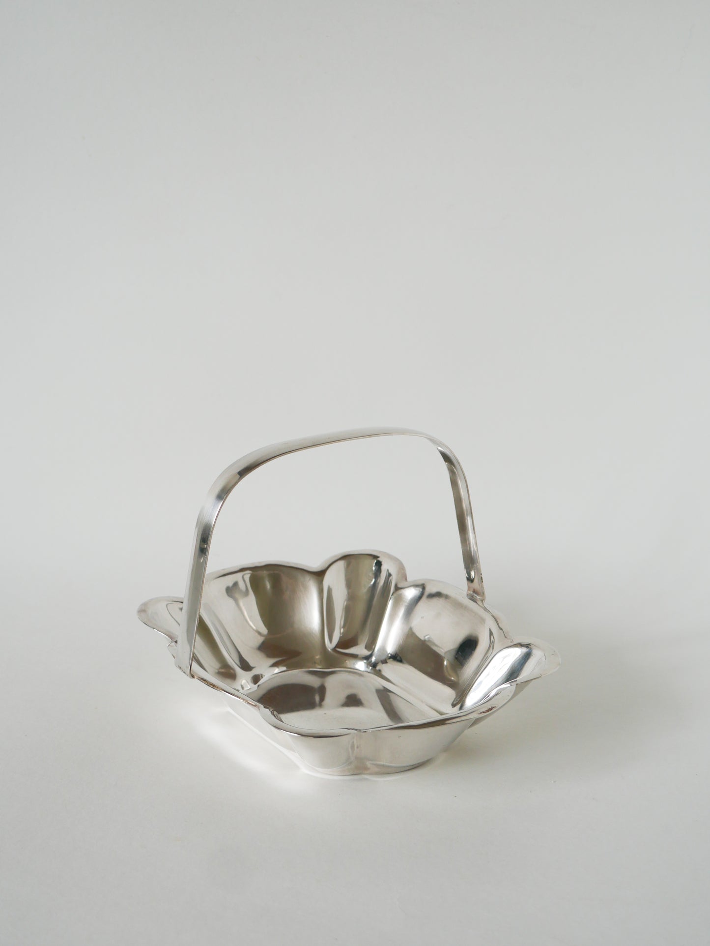 Coupe en métal argenté, 1950