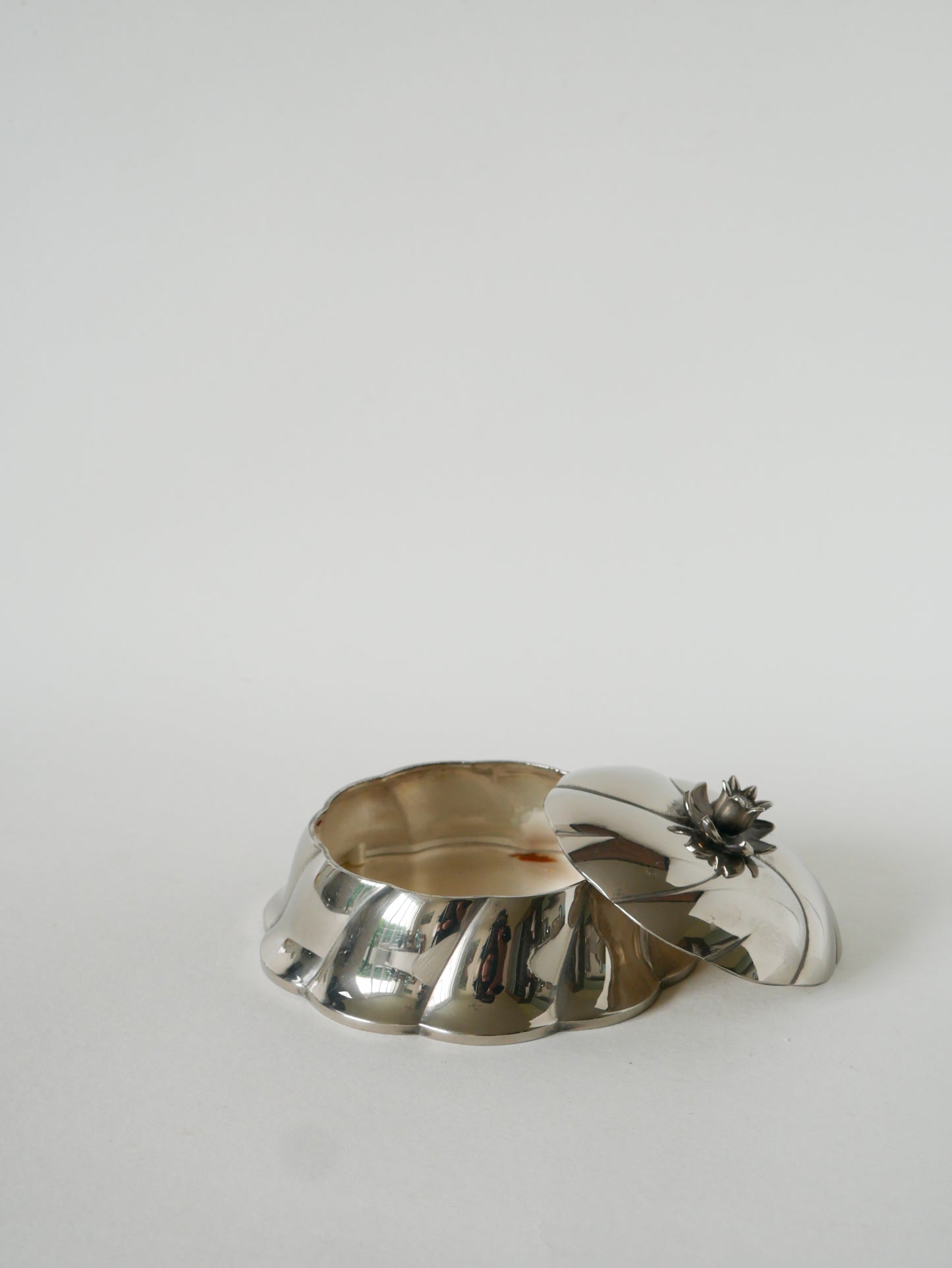 Boîte vide-poche en métal argenté, détails Fleur, 1950