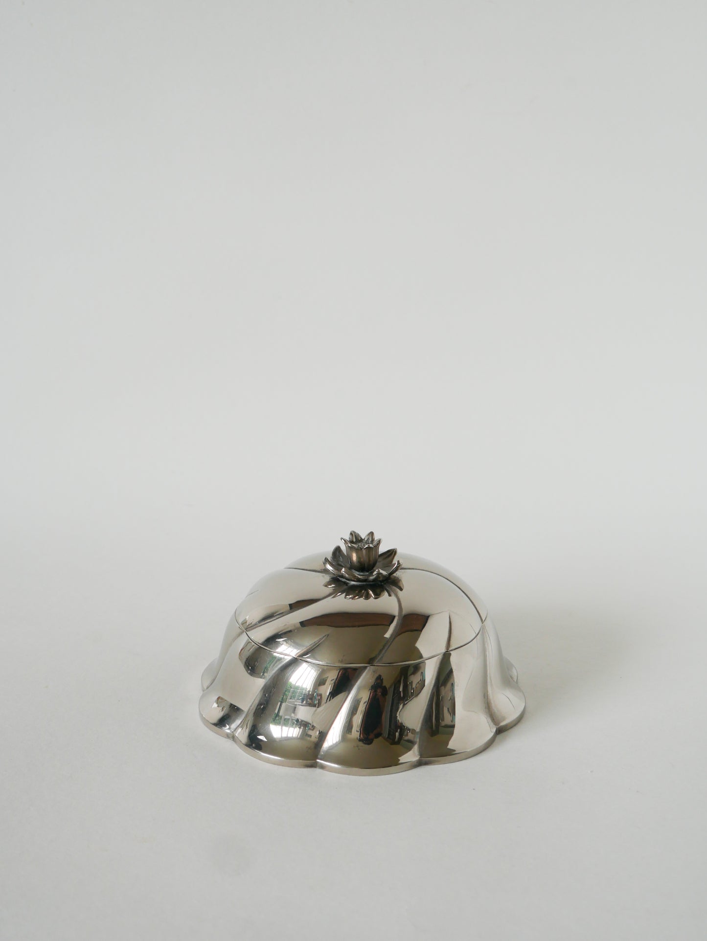 Boîte vide-poche en métal argenté, détails Fleur, 1950