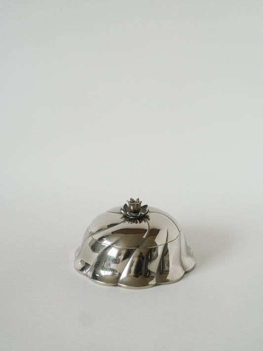 Boîte vide-poche en métal argenté, détails Fleur, 1950