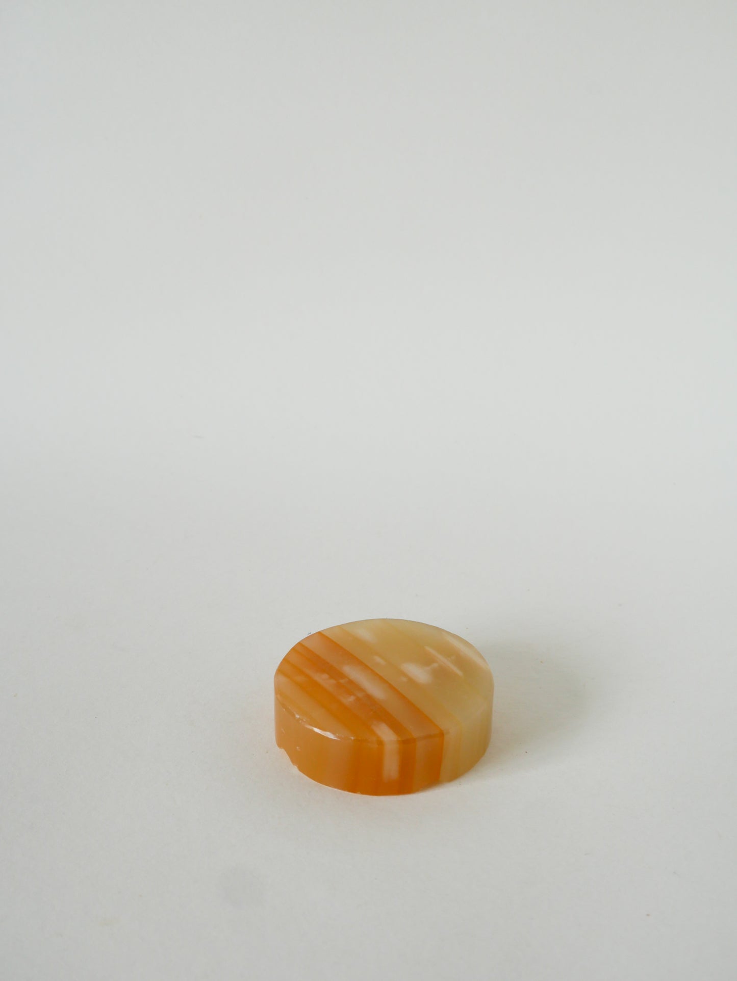 Petit cendrier en onyx forme ronde, Beige, 1970 - 8 cm