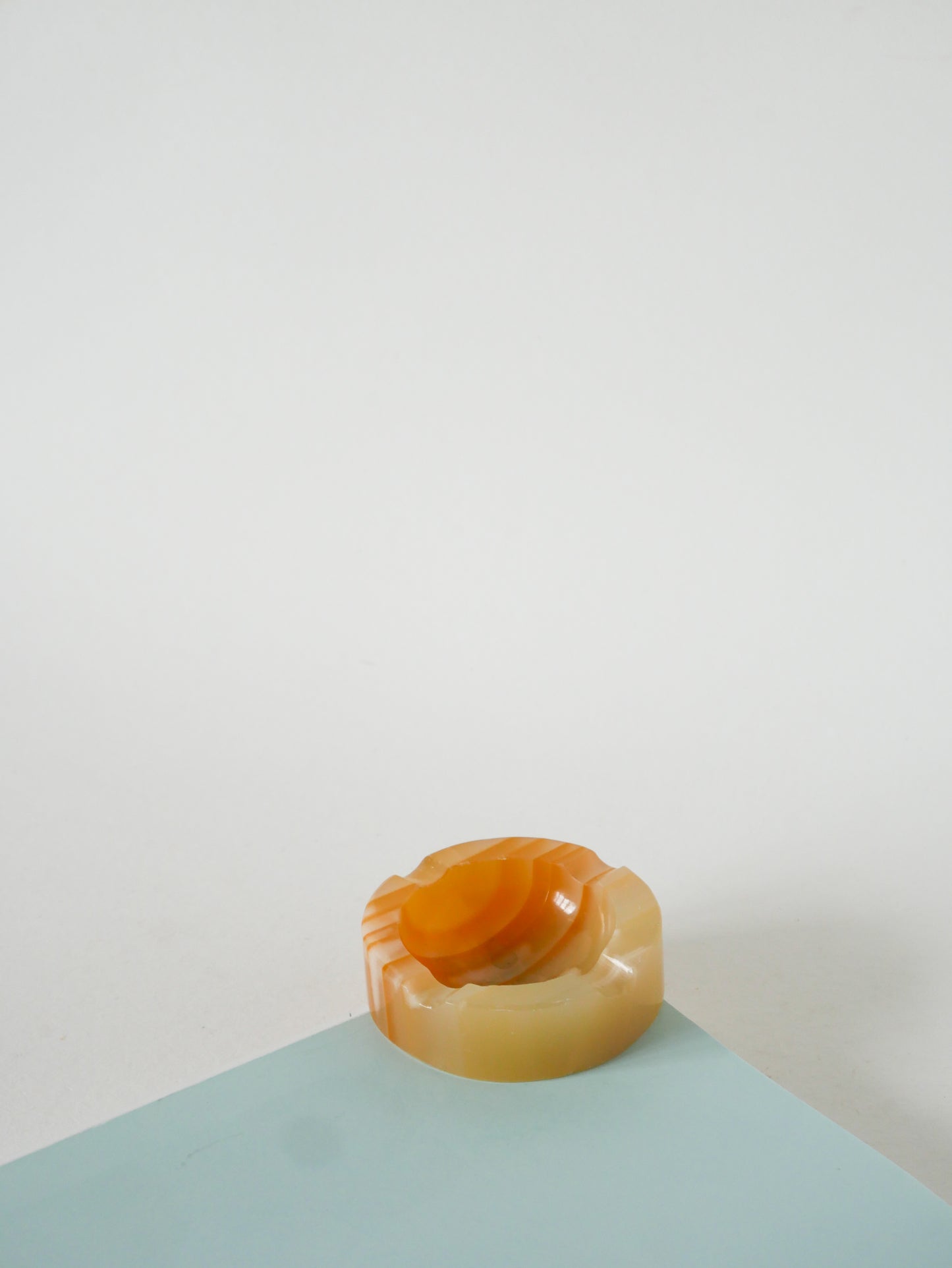 Petit cendrier en onyx forme ronde, Beige, 1970 - 8 cm