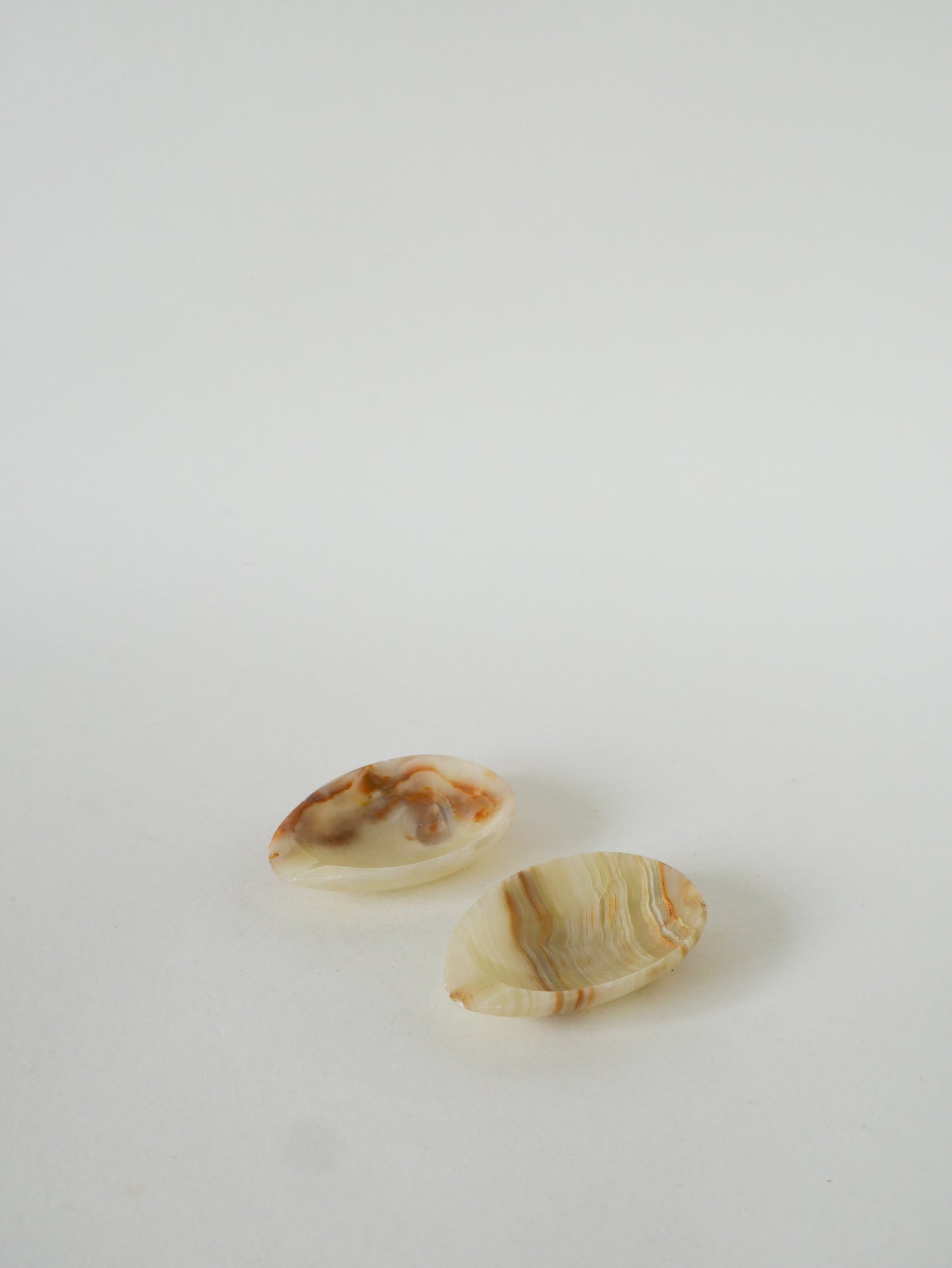 Paire de petits cendriers en onyx, Beige, 1970 - 8.5 X 6 cm