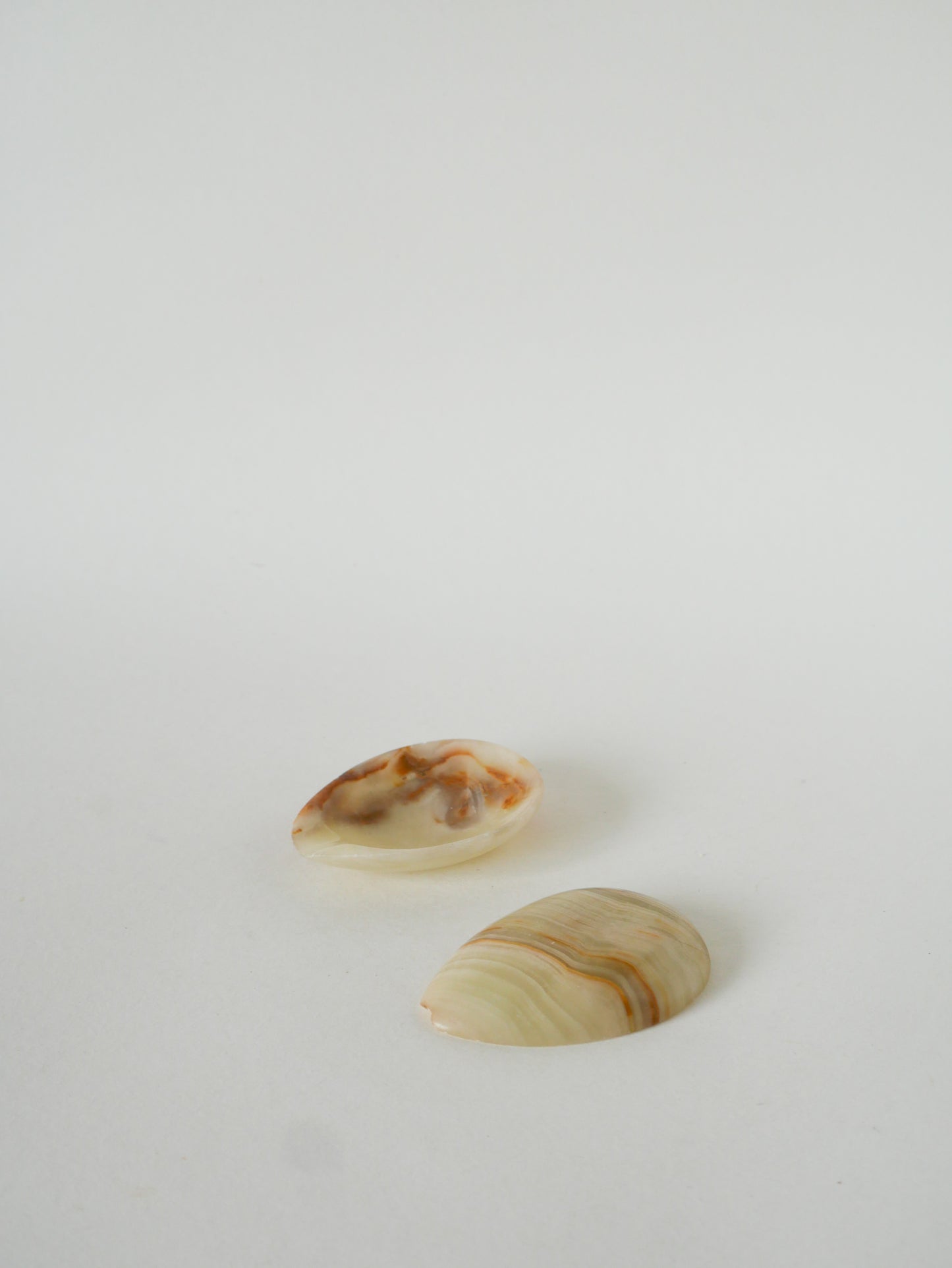 Paire de petits cendriers en onyx, Beige, 1970 - 8.5 X 6 cm