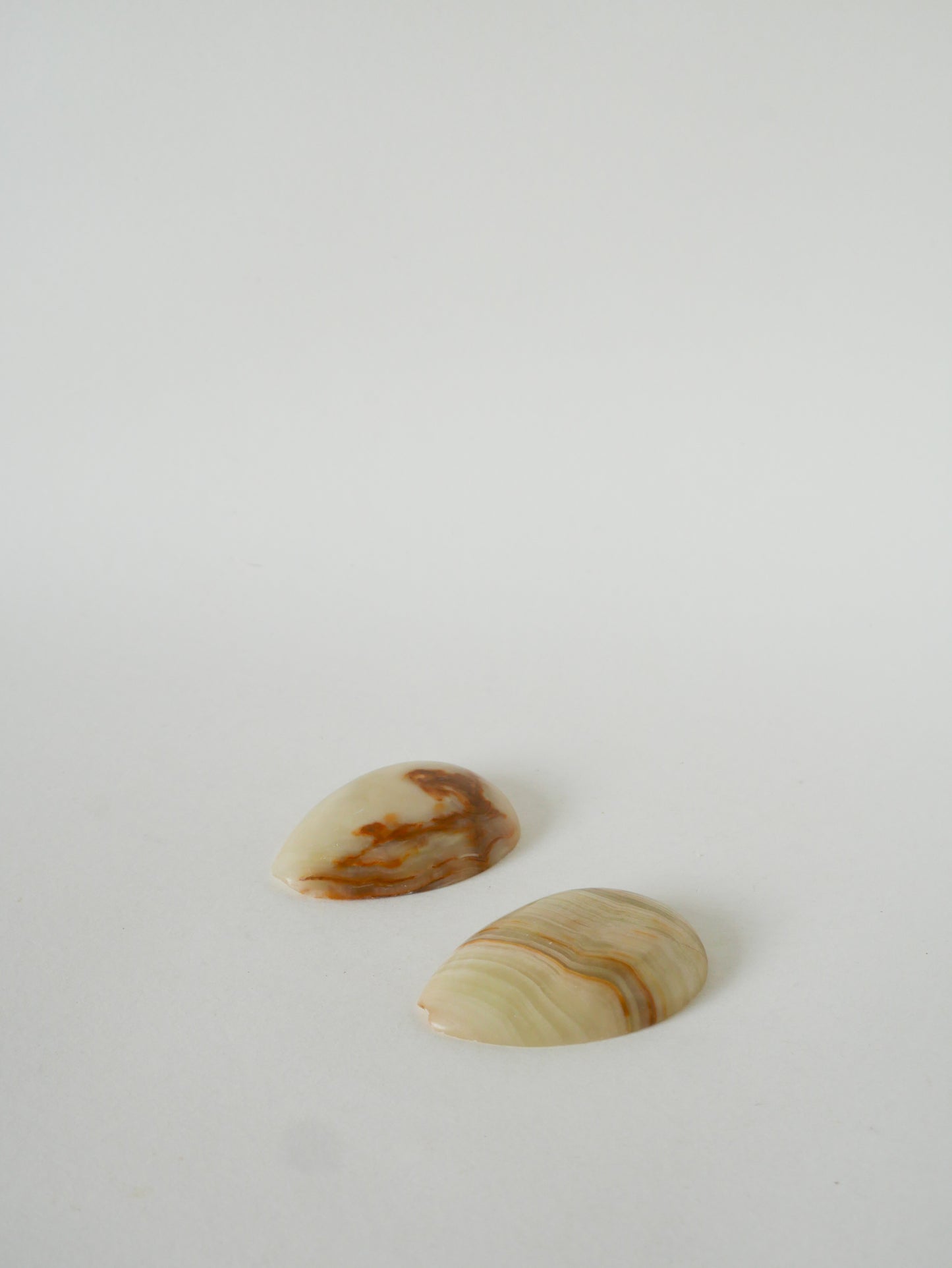 Paire de petits cendriers en onyx, Beige, 1970 - 8.5 X 6 cm