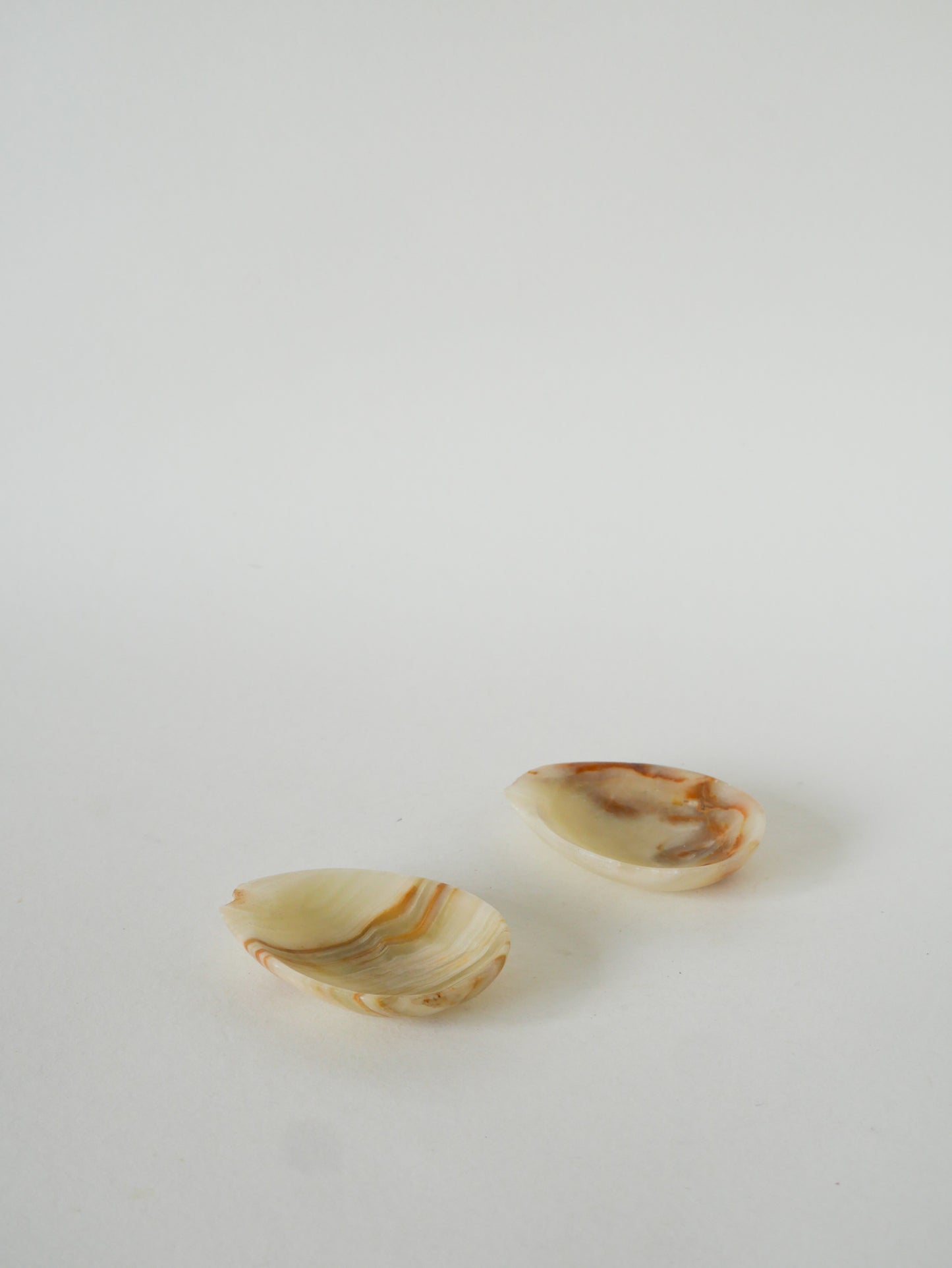 Paire de petits cendriers en onyx, Beige, 1970 - 8.5 X 6 cm