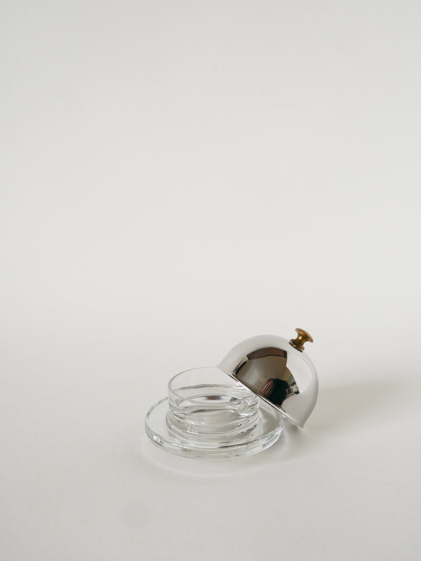Beurrier en métal argenté, laiton et verre, 1950