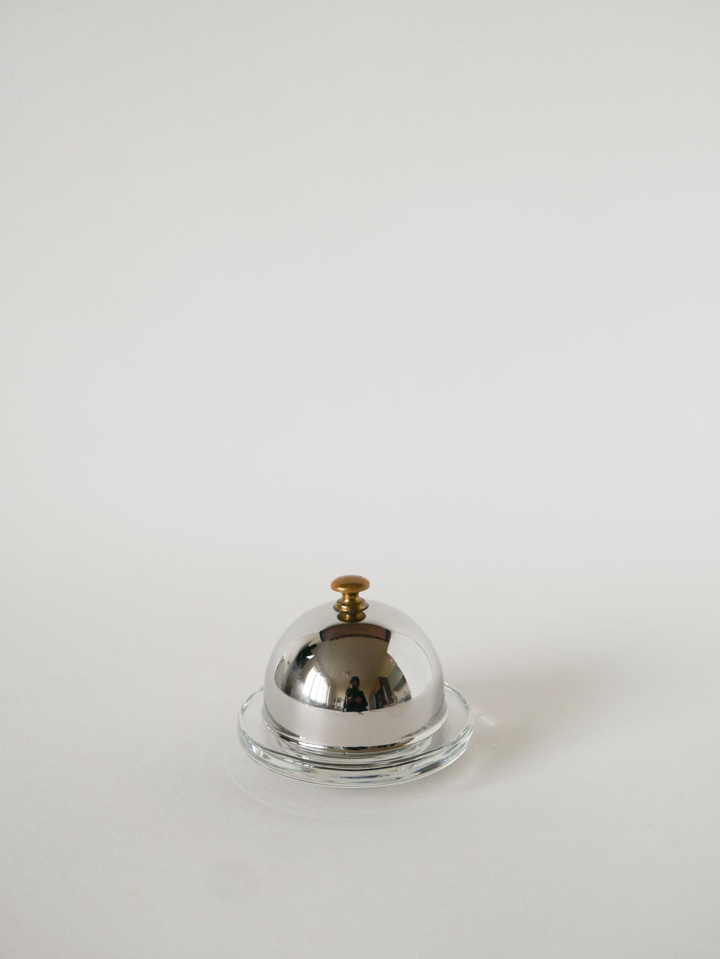 Beurrier en métal argenté, laiton et verre, 1950