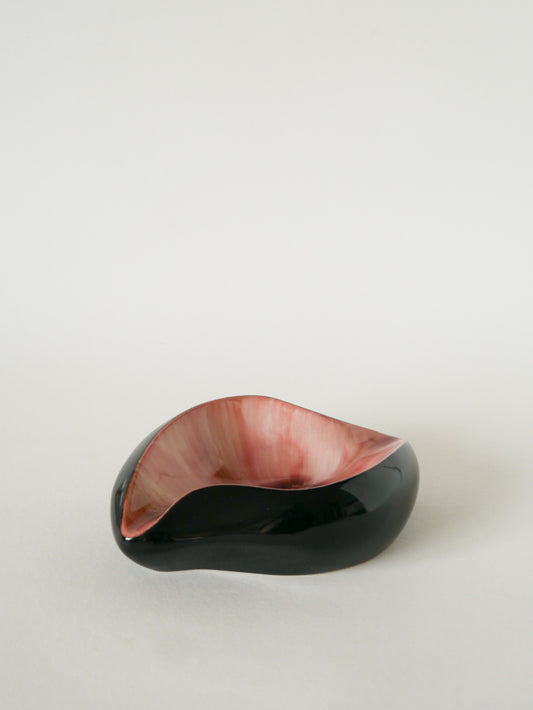 Vide-poche en céramique, forme libre, Noir et Rose, 1970