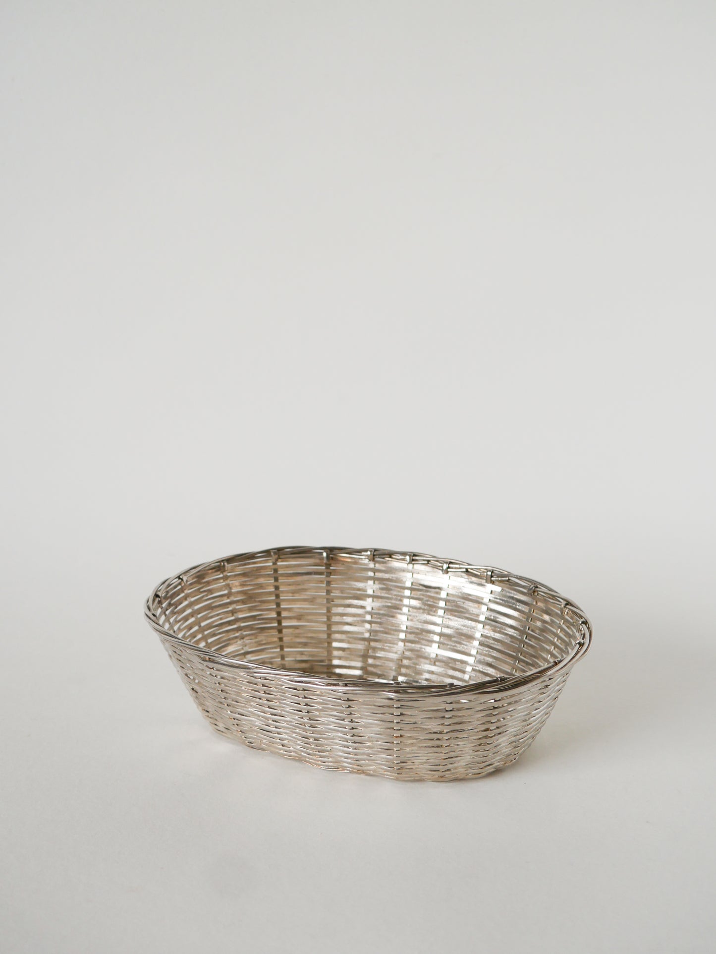 Petite panière tressée en métal argenté, 1930