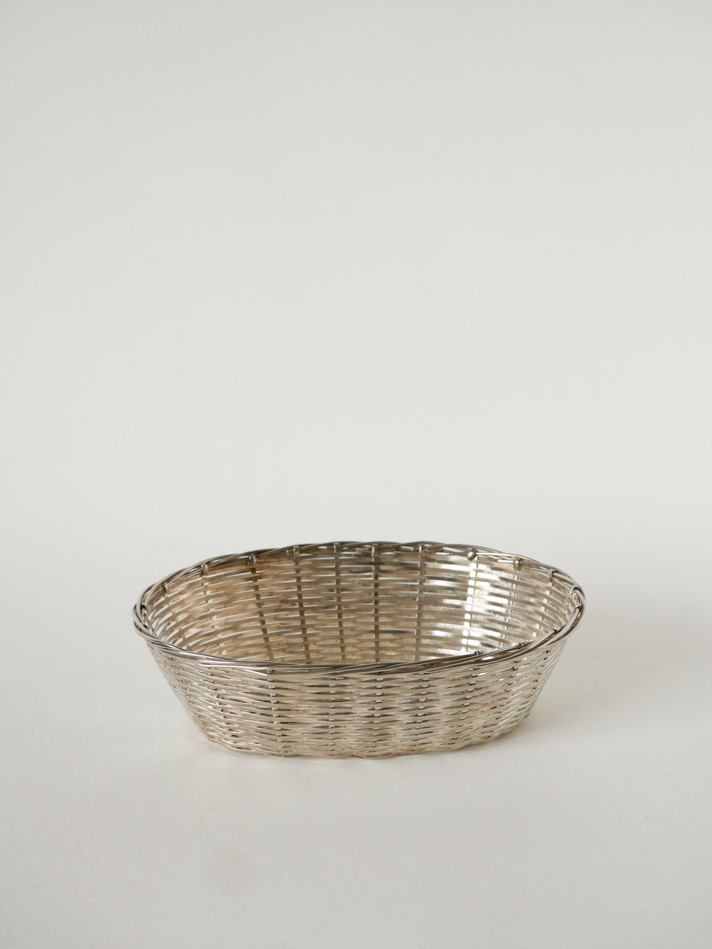 Petite panière tressée en métal argenté, 1930