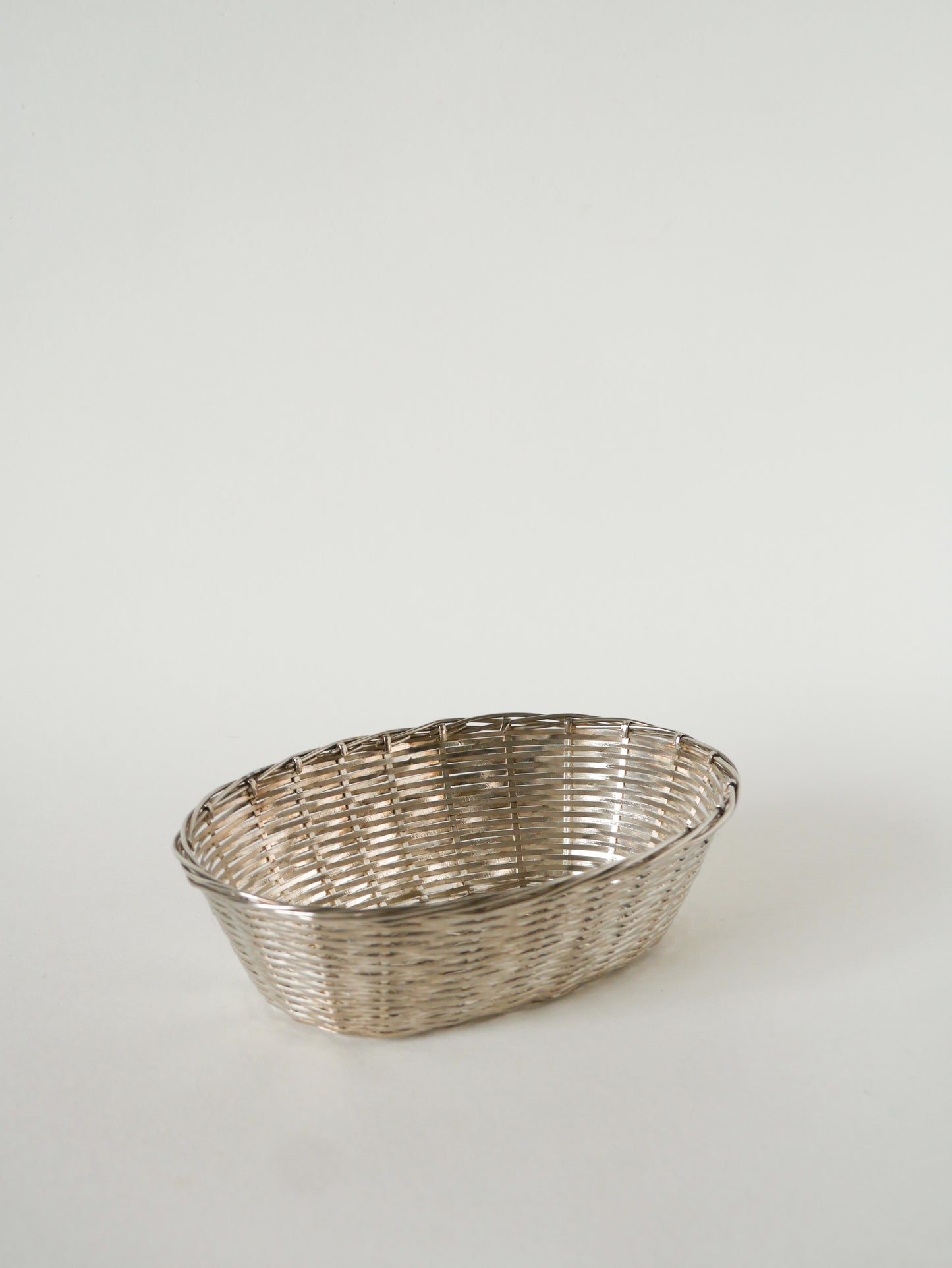 Petite panière tressée en métal argenté, 1930