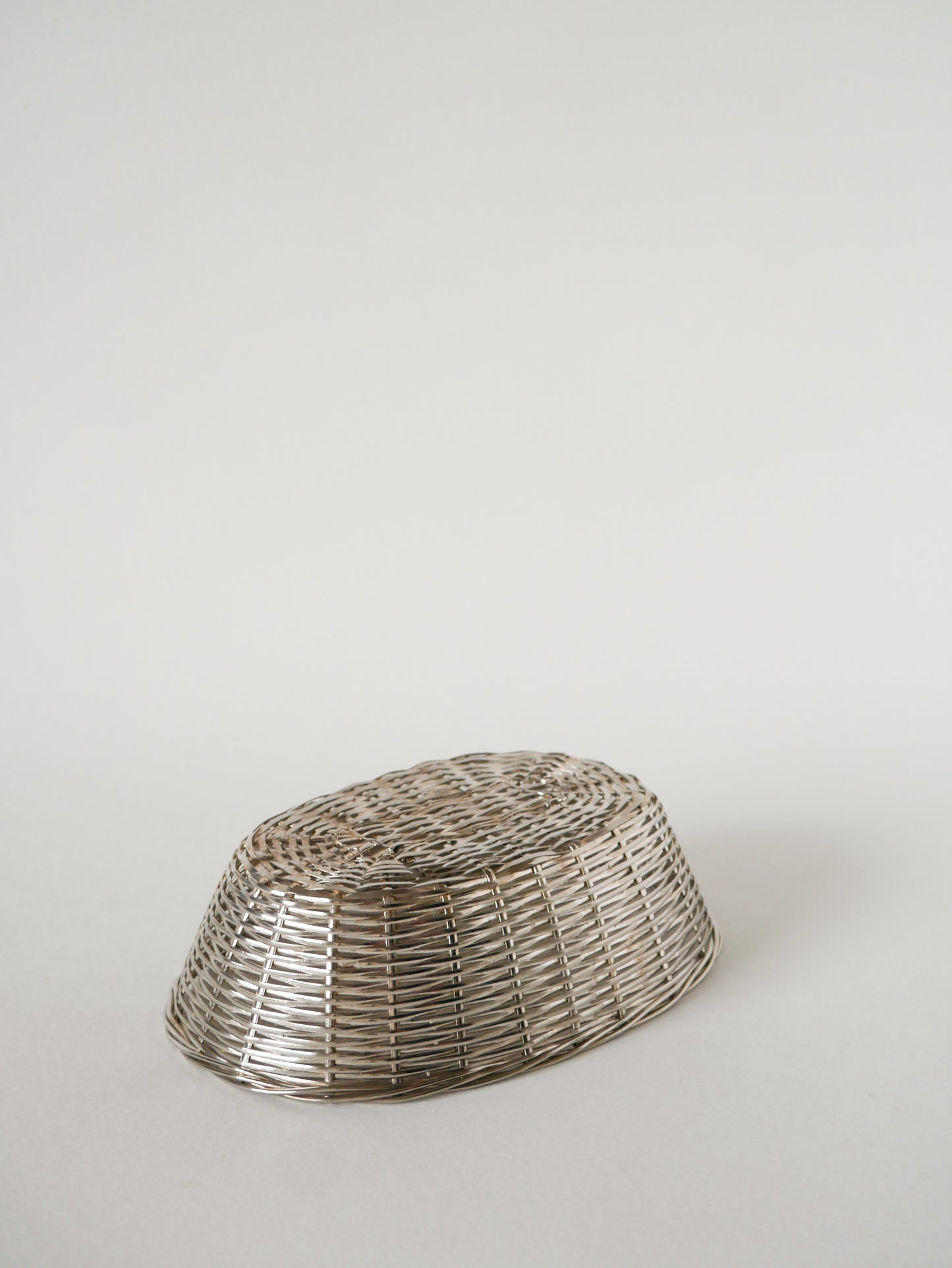 Petite panière tressée en métal argenté, 1930