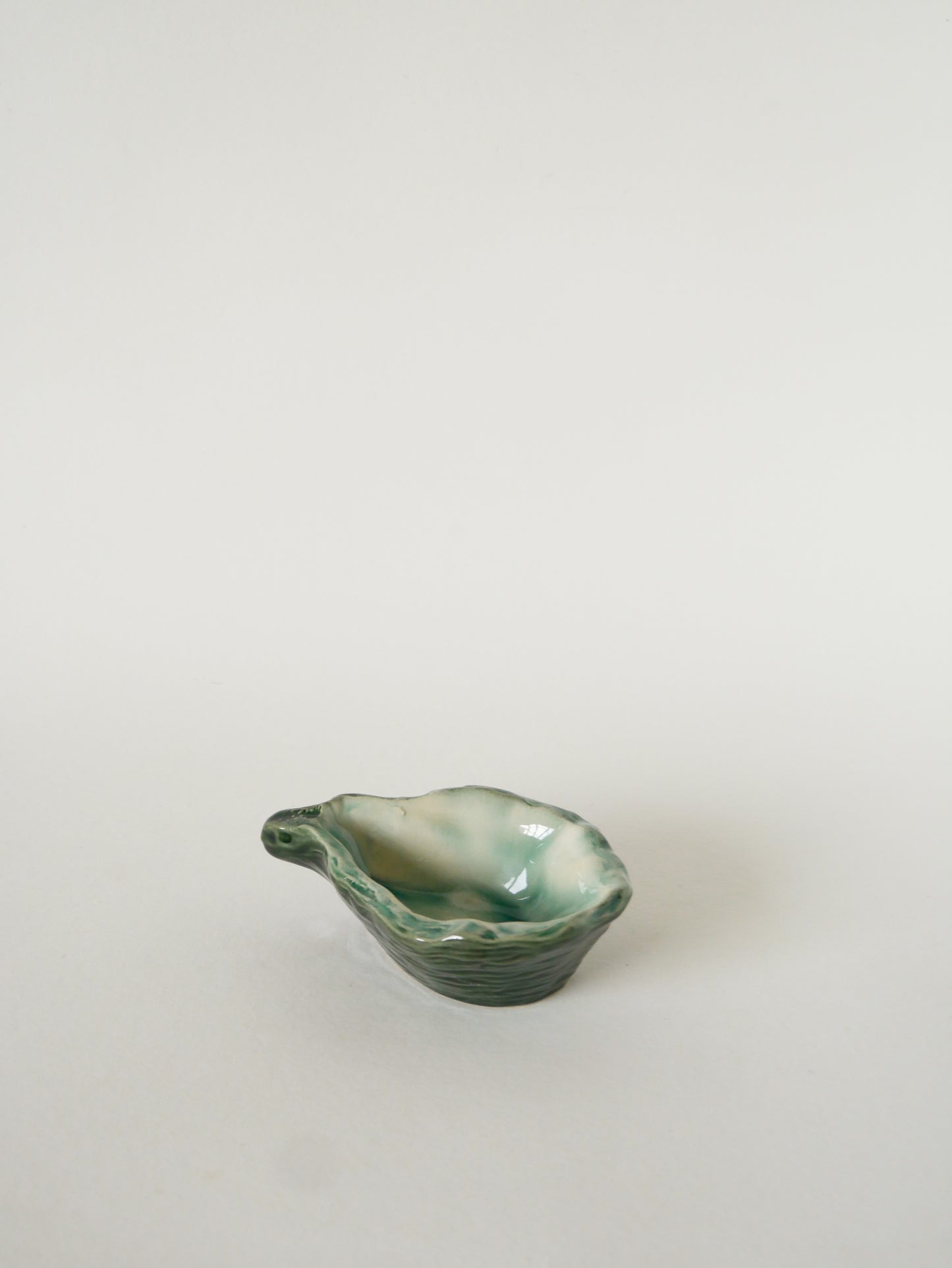 Vide-poche en barbotine, Huître, 1970 - 14.5 X 9 cm