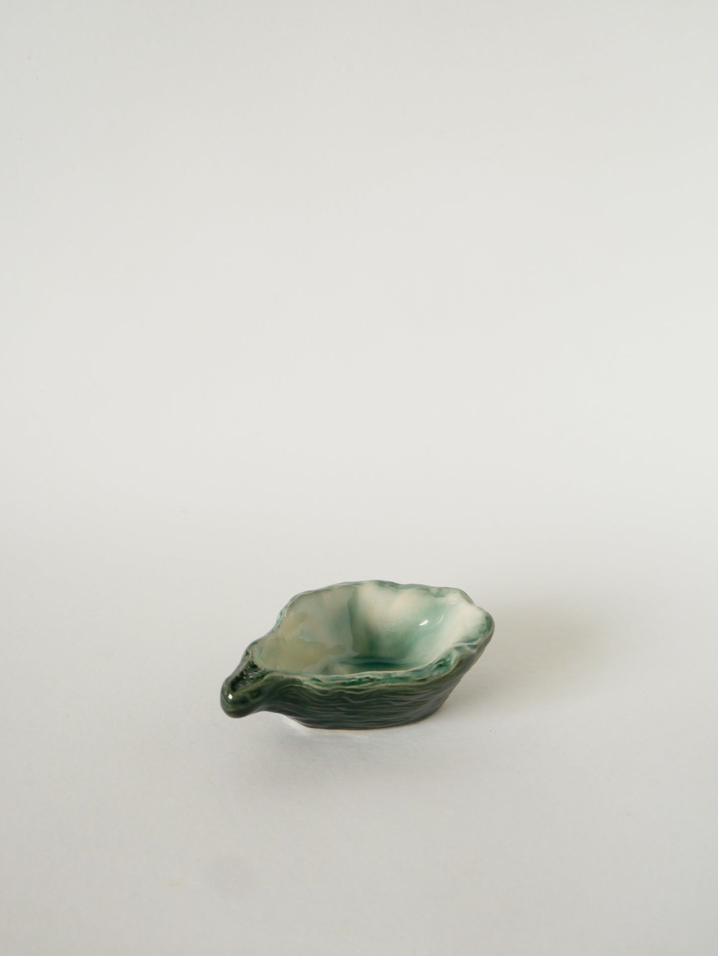 Vide-poche en barbotine, Huître, 1970 - 14.5 X 9 cm